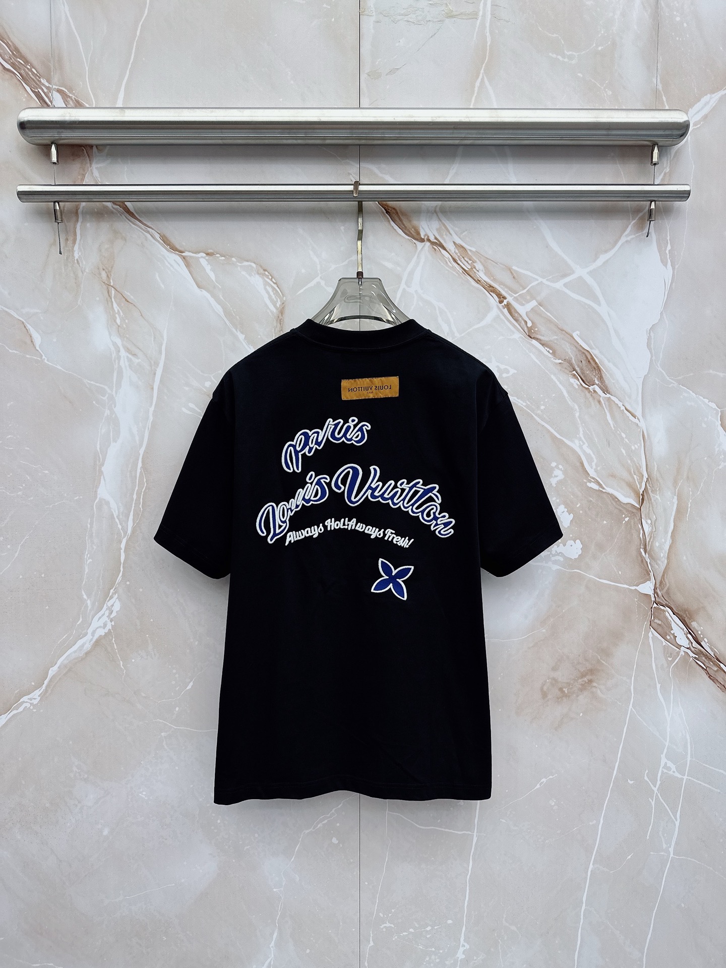 LV 2026春夏新款首发最新款短袖圆领T恤 高端订制 设计前卫时尚！品牌logo重工艺设计 高端定制2