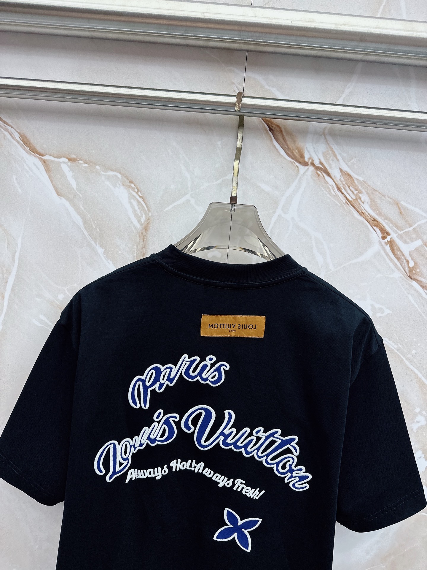 LV 2026春夏新款首发最新款短袖圆领T恤 高端订制 设计前卫时尚！品牌logo重工艺设计 高端定制2