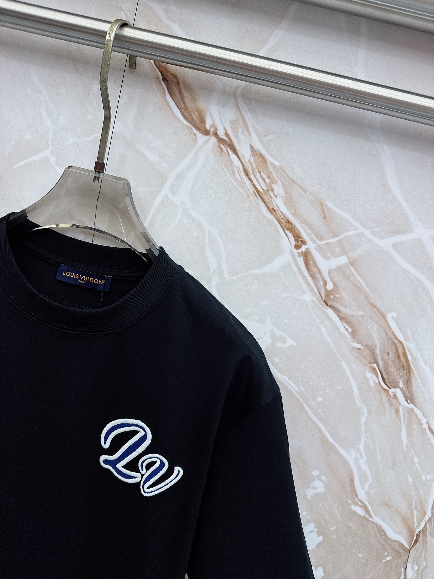 LV 2026春夏新款首发最新款短袖圆领T恤 高端订制 设计前卫时尚！品牌logo重工艺设计 高端定制2