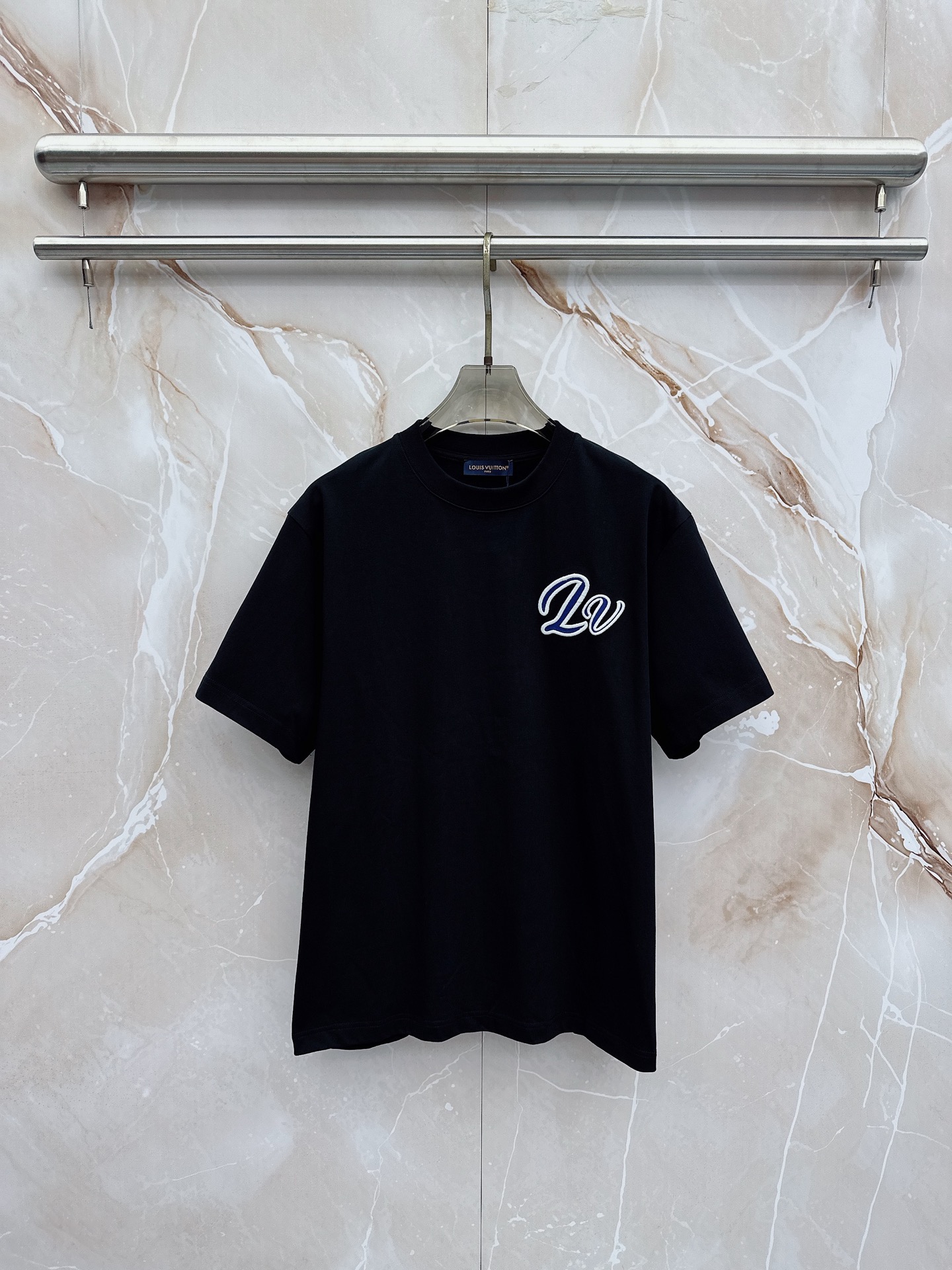 LV 2026春夏新款首发最新款短袖圆领T恤 高端订制 设计前卫时尚！品牌logo重工艺设计 高端定制2