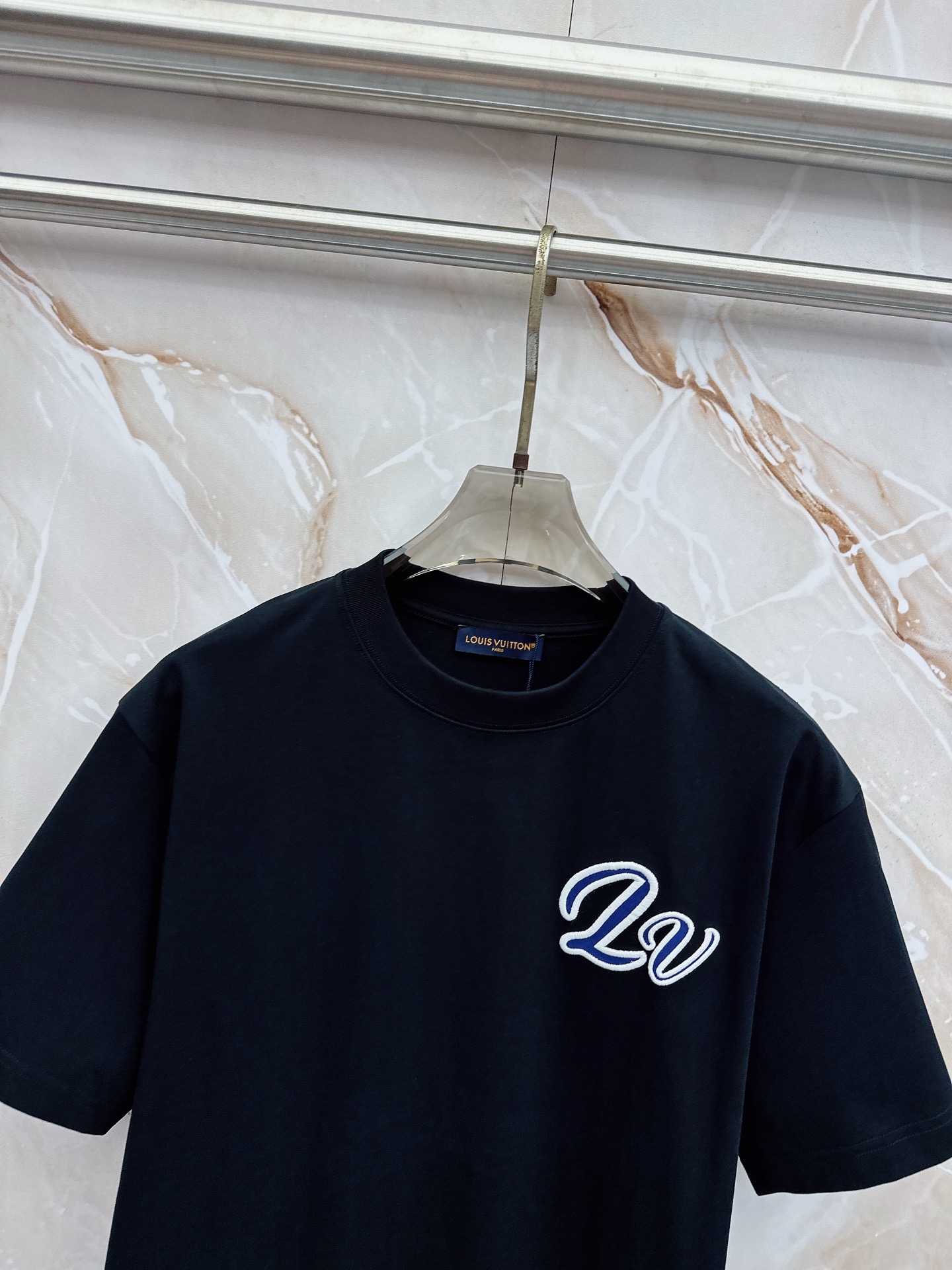 LV 2026春夏新款首发最新款短袖圆领T恤 高端订制 设计前卫时尚！品牌logo重工艺设计 高端定制2