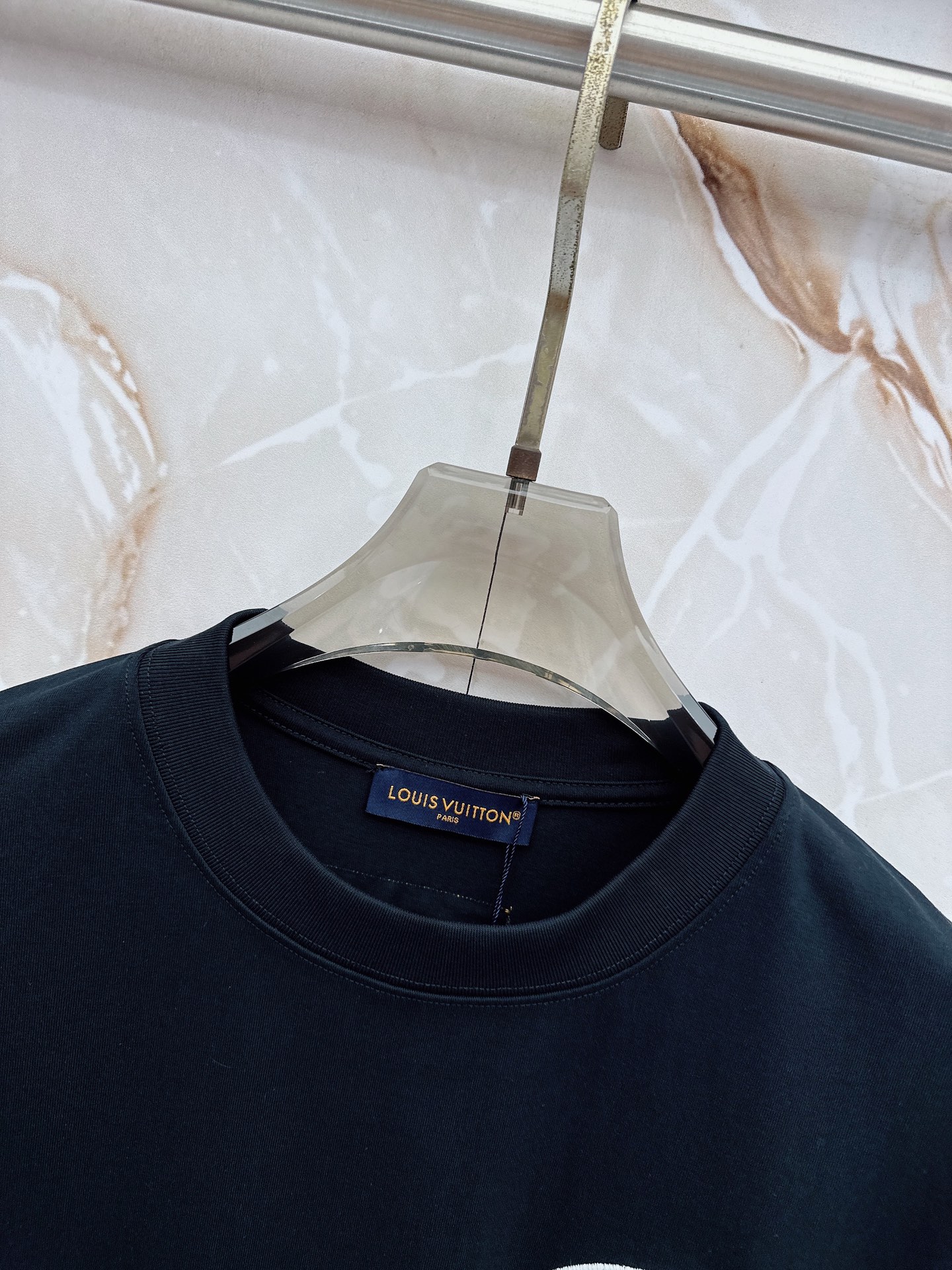 LV 2026春夏新款首发最新款短袖圆领T恤 高端订制 设计前卫时尚！品牌logo重工艺设计 高端定制2