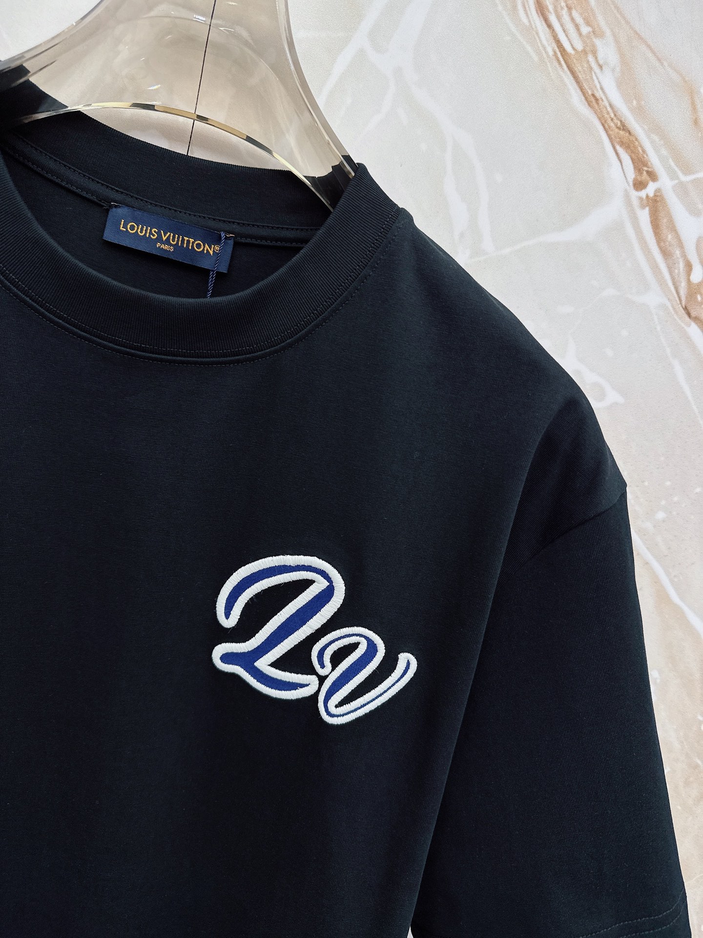 LV 2026春夏新款首发最新款短袖圆领T恤 高端订制 设计前卫时尚！品牌logo重工艺设计 高端定制2