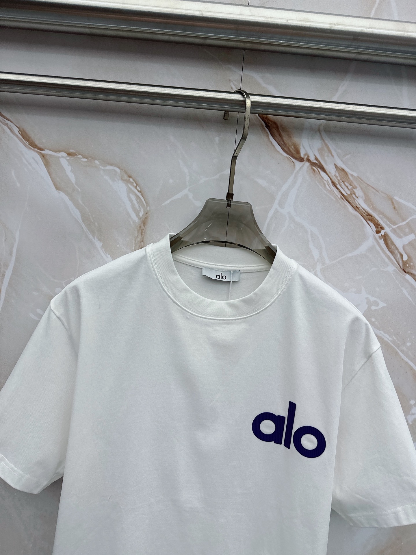 alo 2026春夏新款首发最新款短袖圆领T恤 高端订制 设计前卫时尚！品牌logo重工艺设计 高端定制