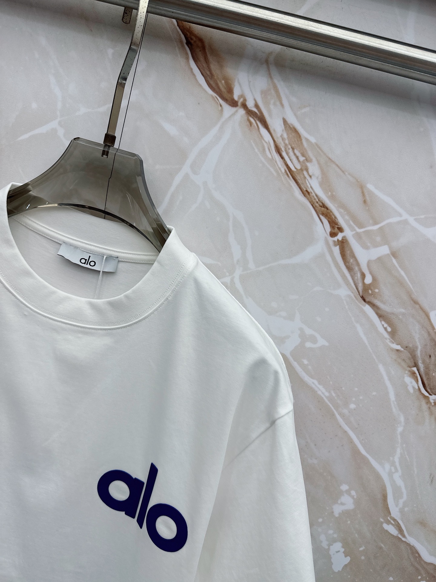 alo 2026春夏新款首发最新款短袖圆领T恤 高端订制 设计前卫时尚！品牌logo重工艺设计 高端定制