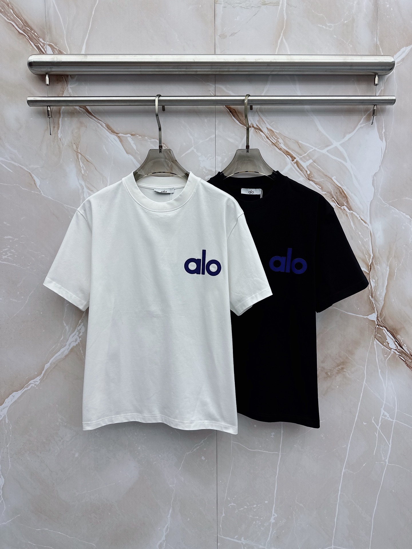 alo 2026春夏新款首发最新款短袖圆领T恤 高端订制 设计前卫时尚！品牌logo重工艺设计 高端定制