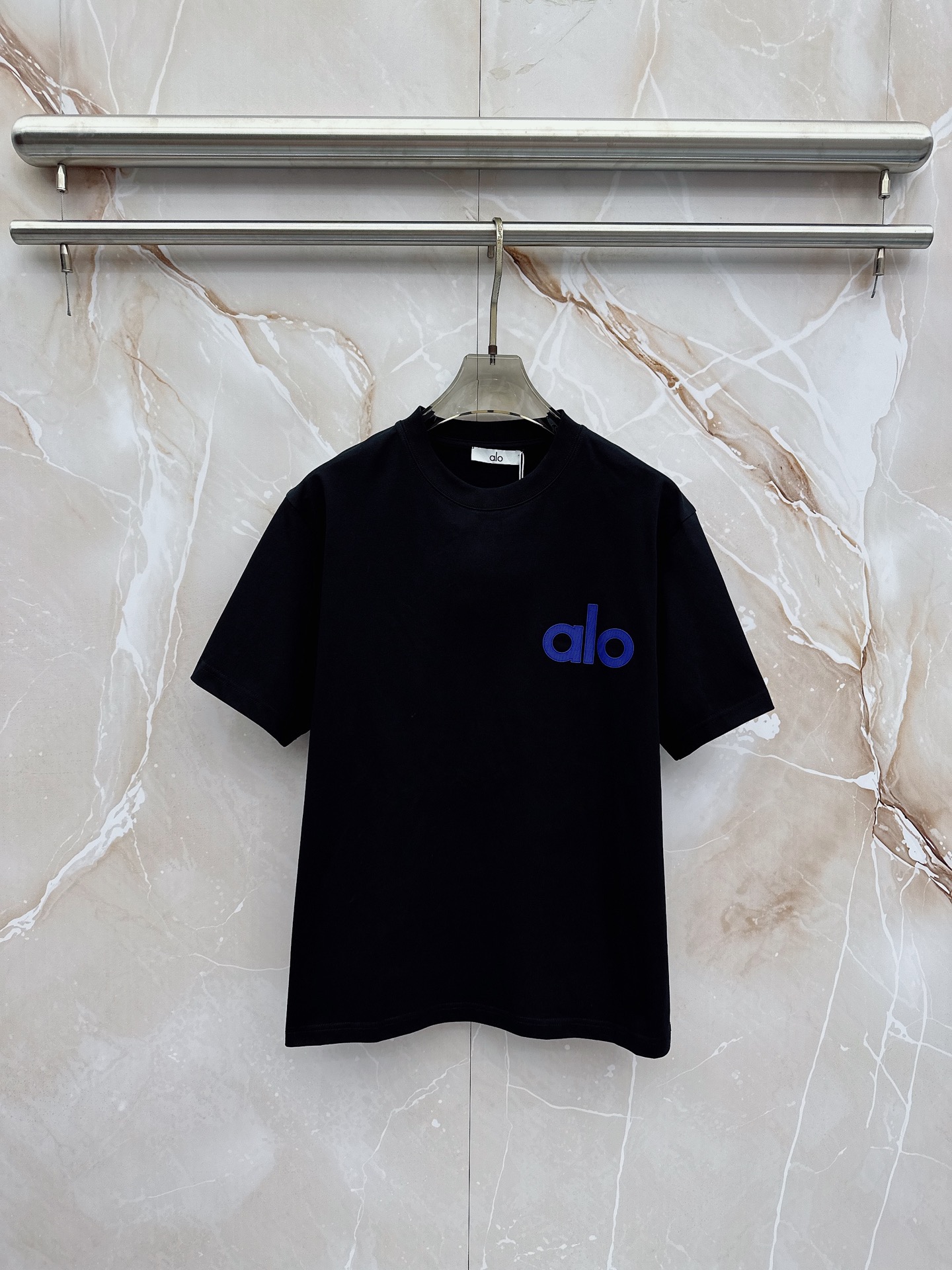 alo 2026春夏新款首发最新款短袖圆领T恤 高端订制 设计前卫时尚！品牌logo重工艺设计 高端定制