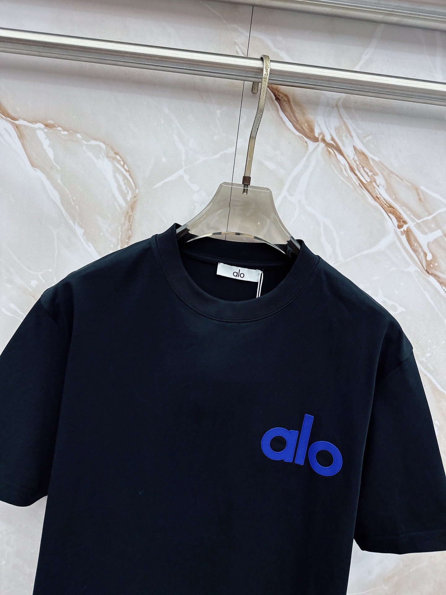 alo 2026春夏新款首发最新款短袖圆领T恤 高端订制 设计前卫时尚！品牌logo重工艺设计 高端定制