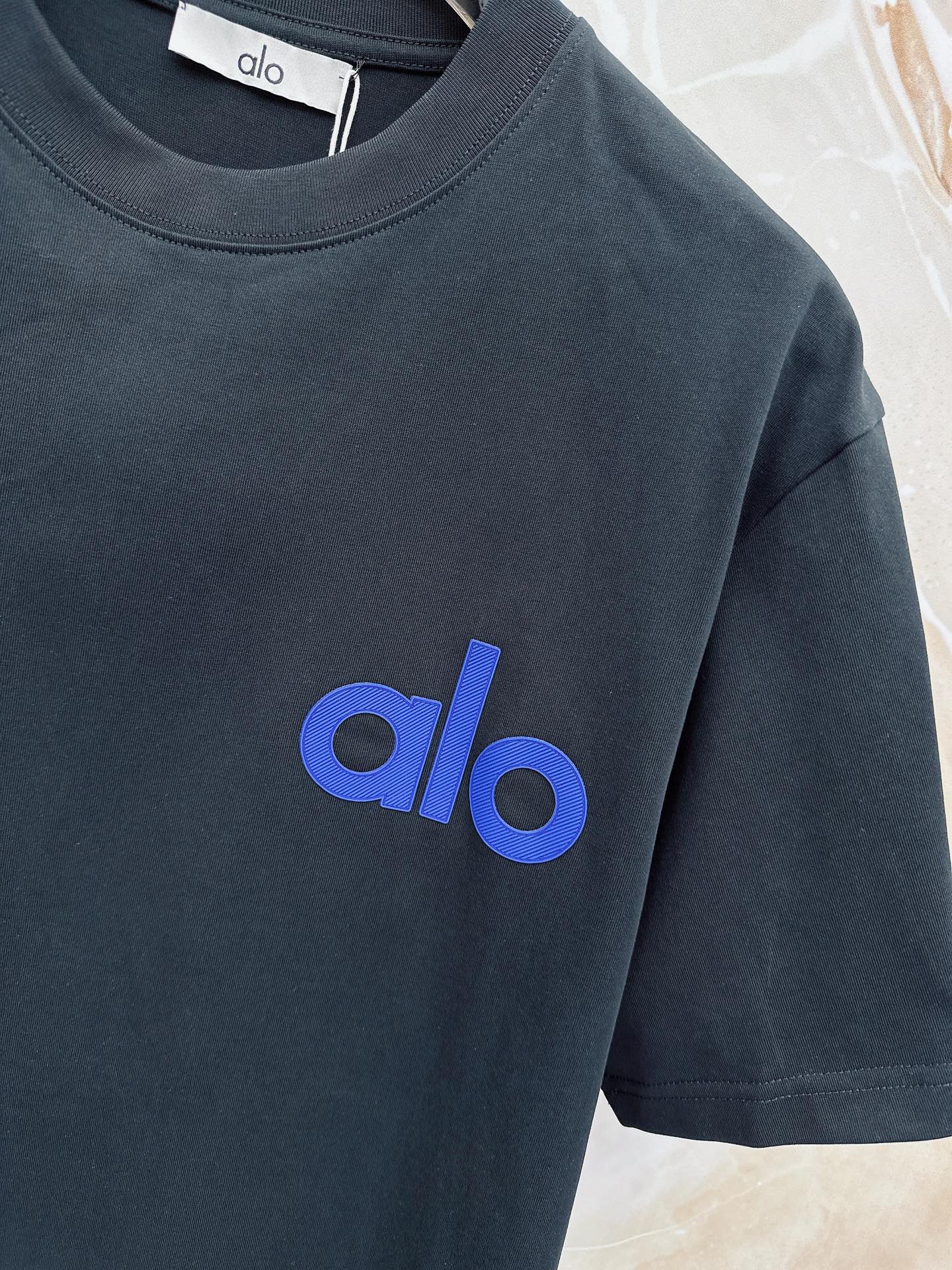 alo 2026春夏新款首发最新款短袖圆领T恤 高端订制 设计前卫时尚！品牌logo重工艺设计 高端定制