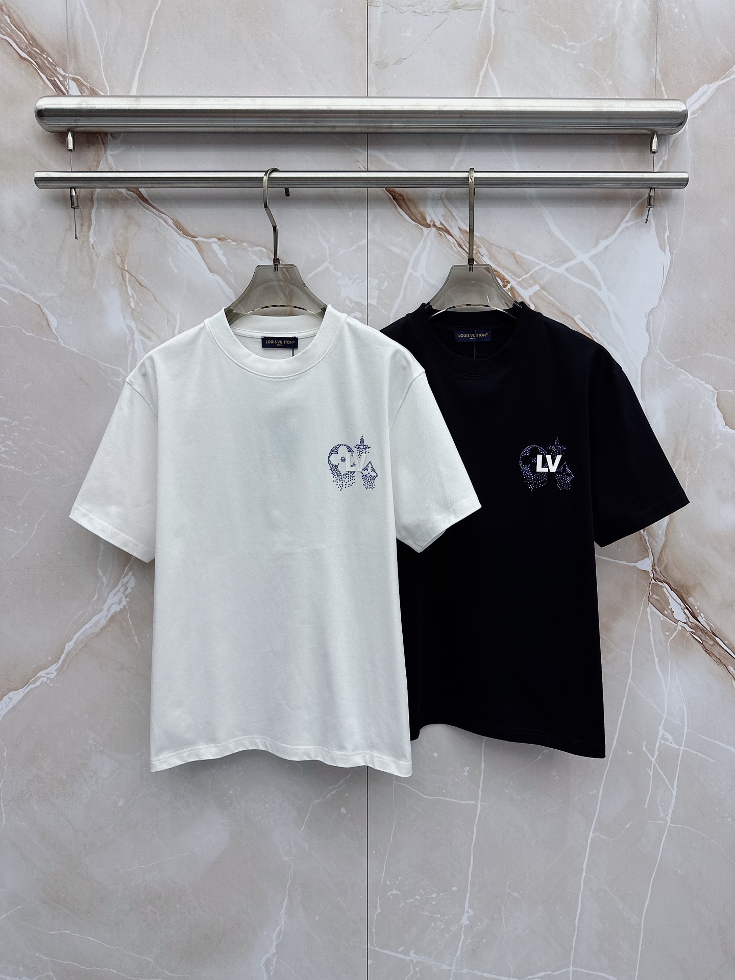LV 2026春夏新款首发最新款短袖圆领T恤 高端订制 设计前卫时尚！品牌logo重工艺设计 高端定制2