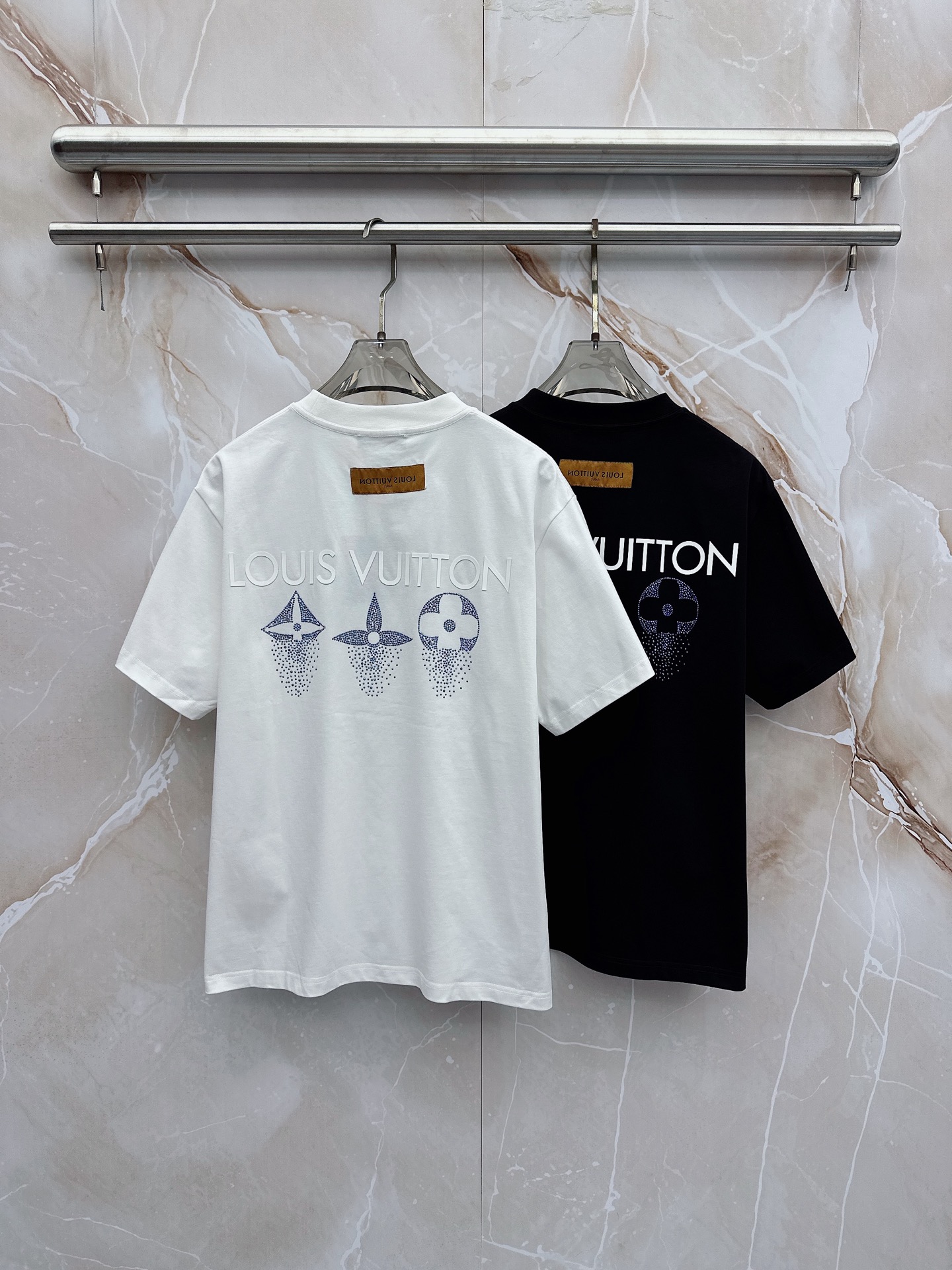 LV 2026春夏新款首发最新款短袖圆领T恤 高端订制 设计前卫时尚！品牌logo重工艺设计 高端定制2