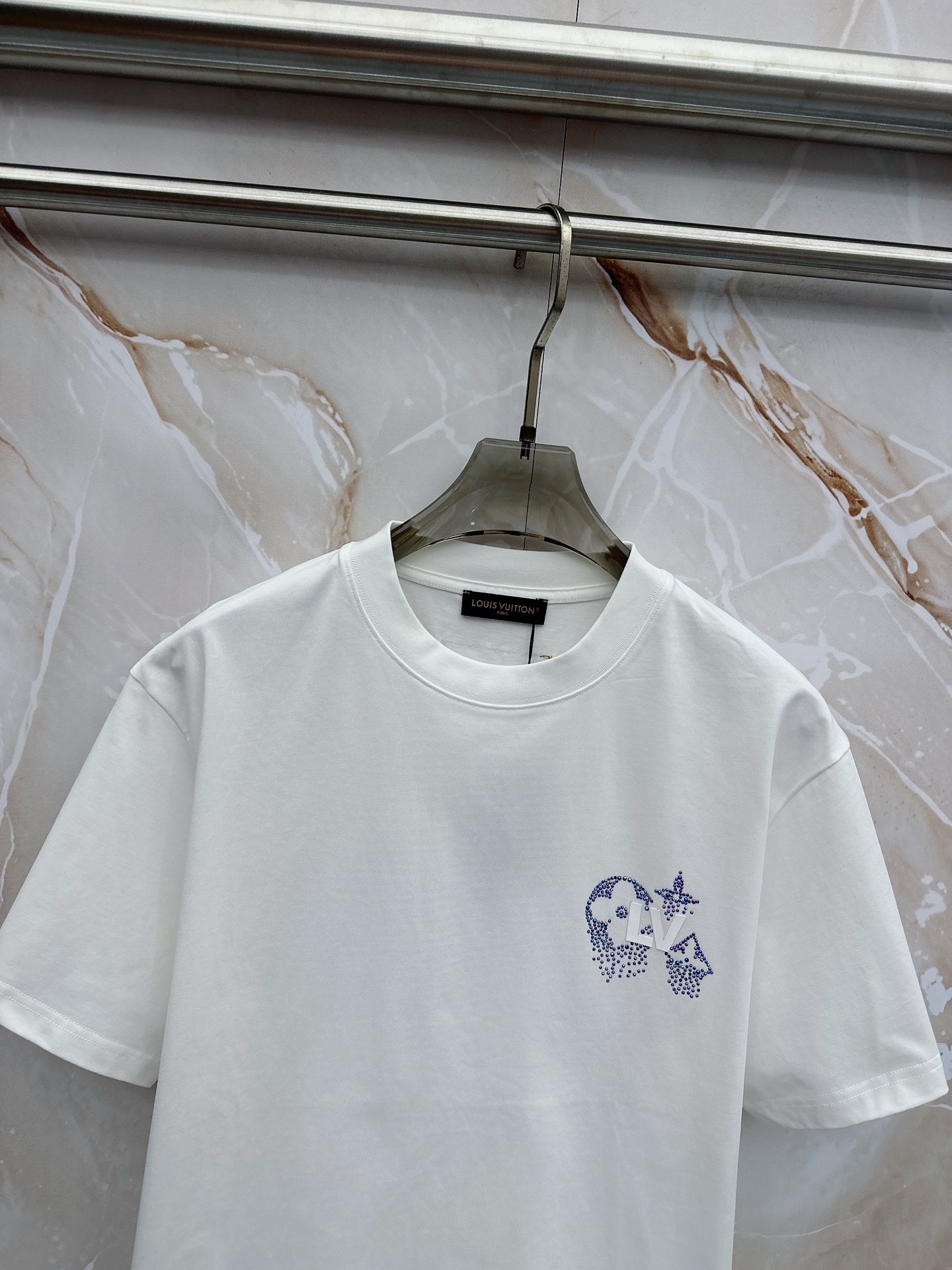 LV 2026春夏新款首发最新款短袖圆领T恤 高端订制 设计前卫时尚！品牌logo重工艺设计 高端定制2