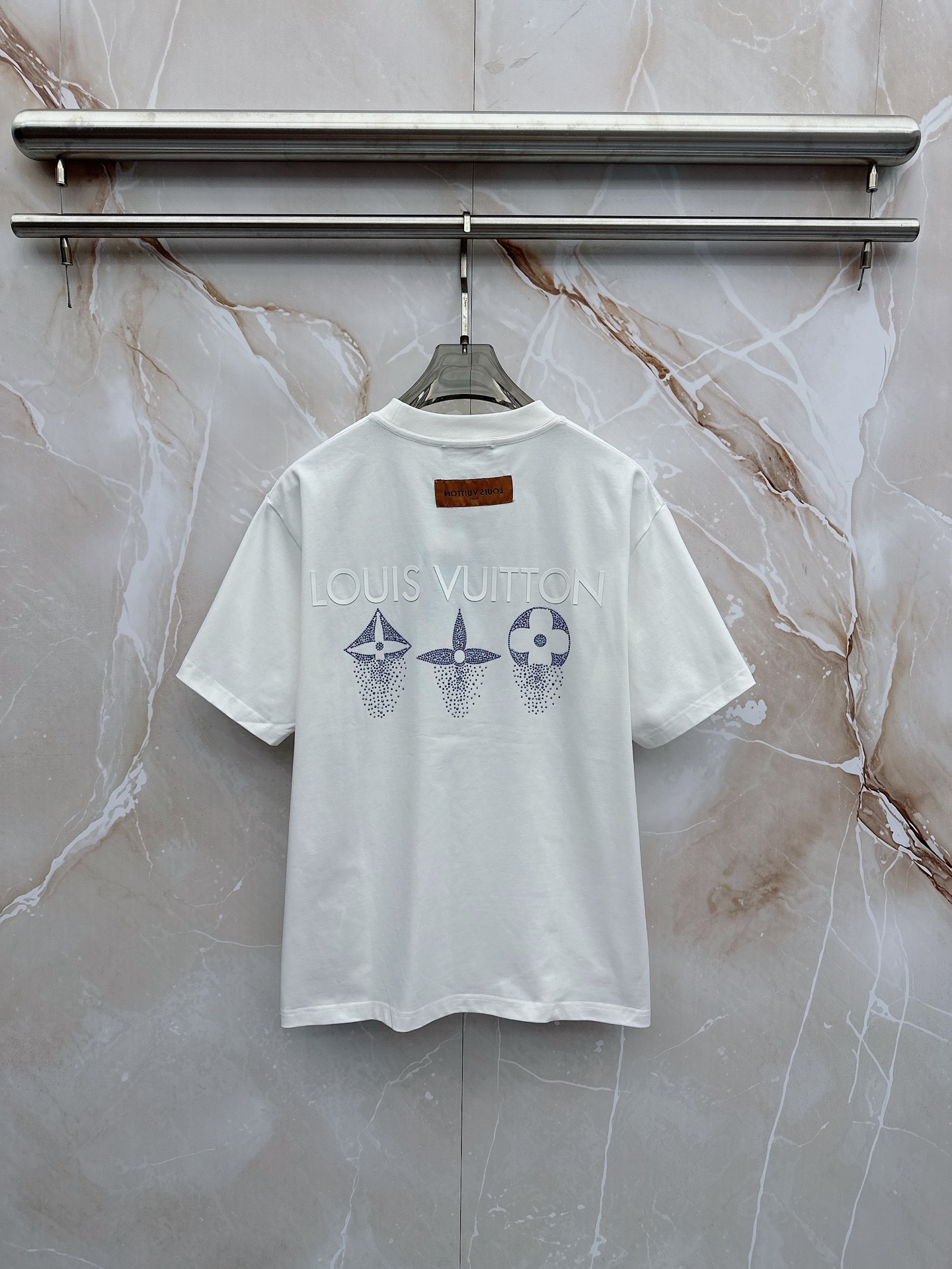 LV 2026春夏新款首发最新款短袖圆领T恤 高端订制 设计前卫时尚！品牌logo重工艺设计 高端定制2