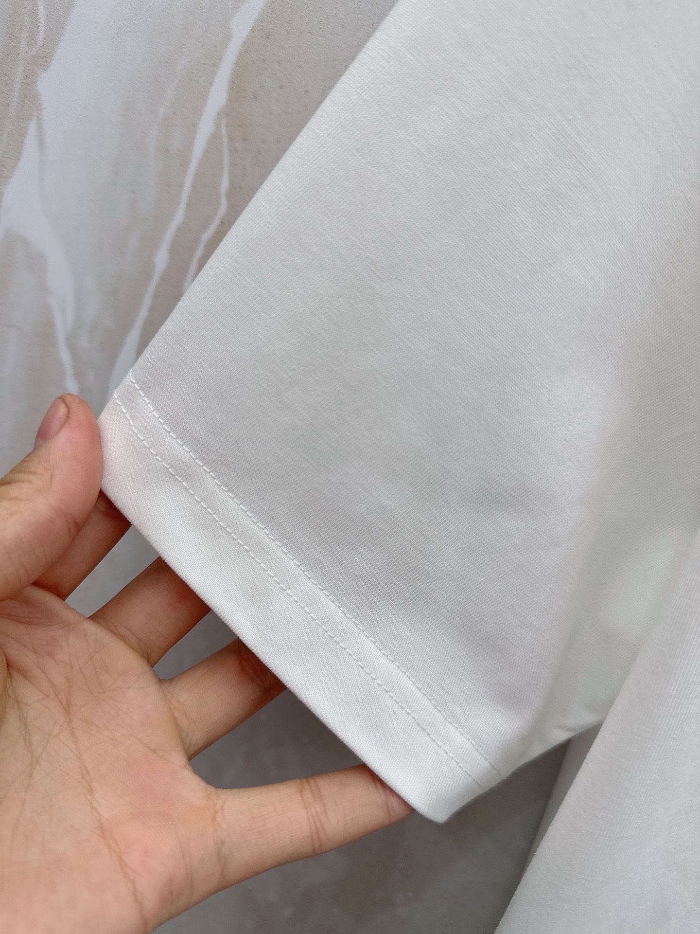 LV 2026春夏新款首发最新款短袖圆领T恤 高端订制 设计前卫时尚！品牌logo重工艺设计 高端定制2