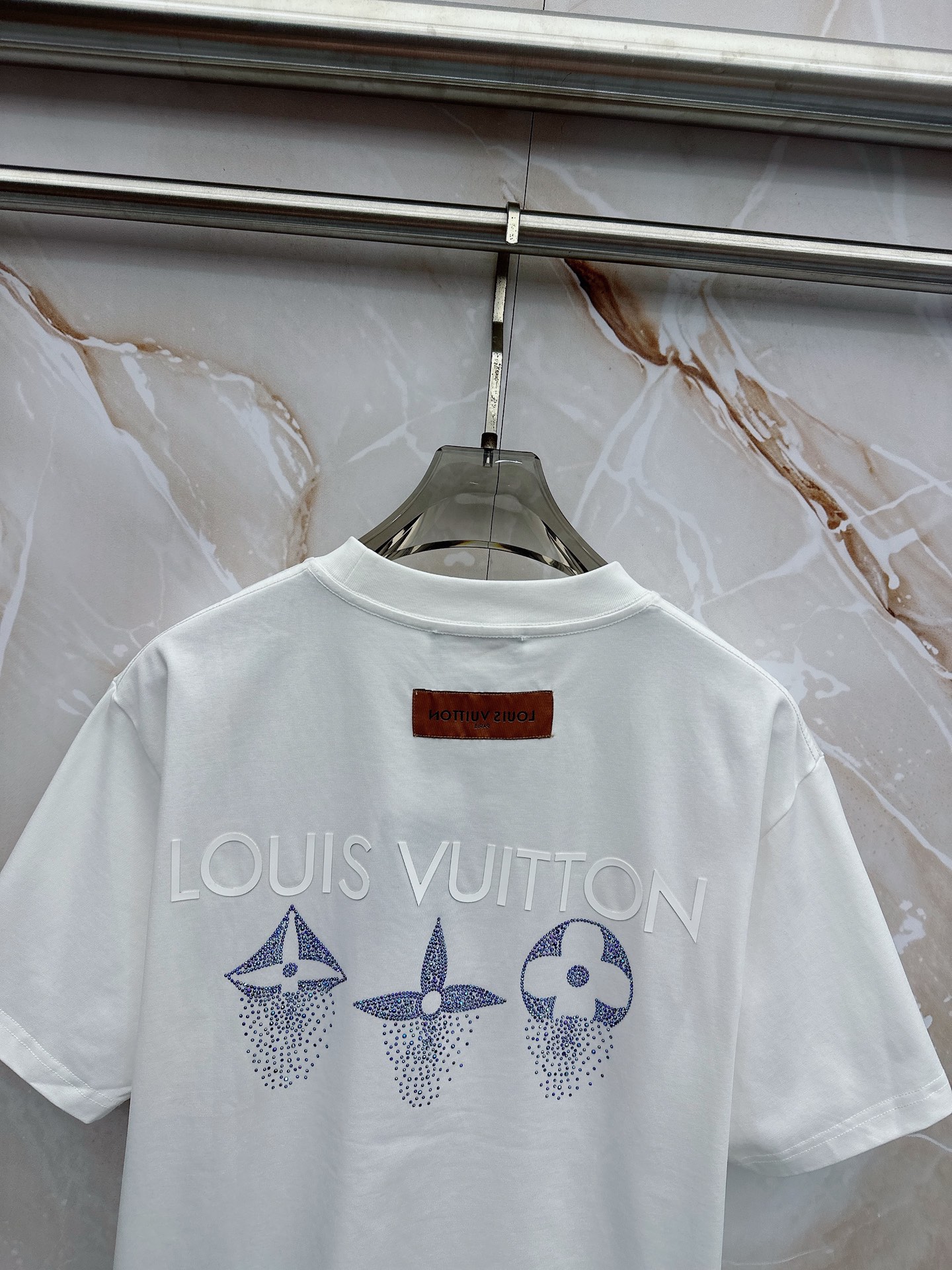 LV 2026春夏新款首发最新款短袖圆领T恤 高端订制 设计前卫时尚！品牌logo重工艺设计 高端定制2