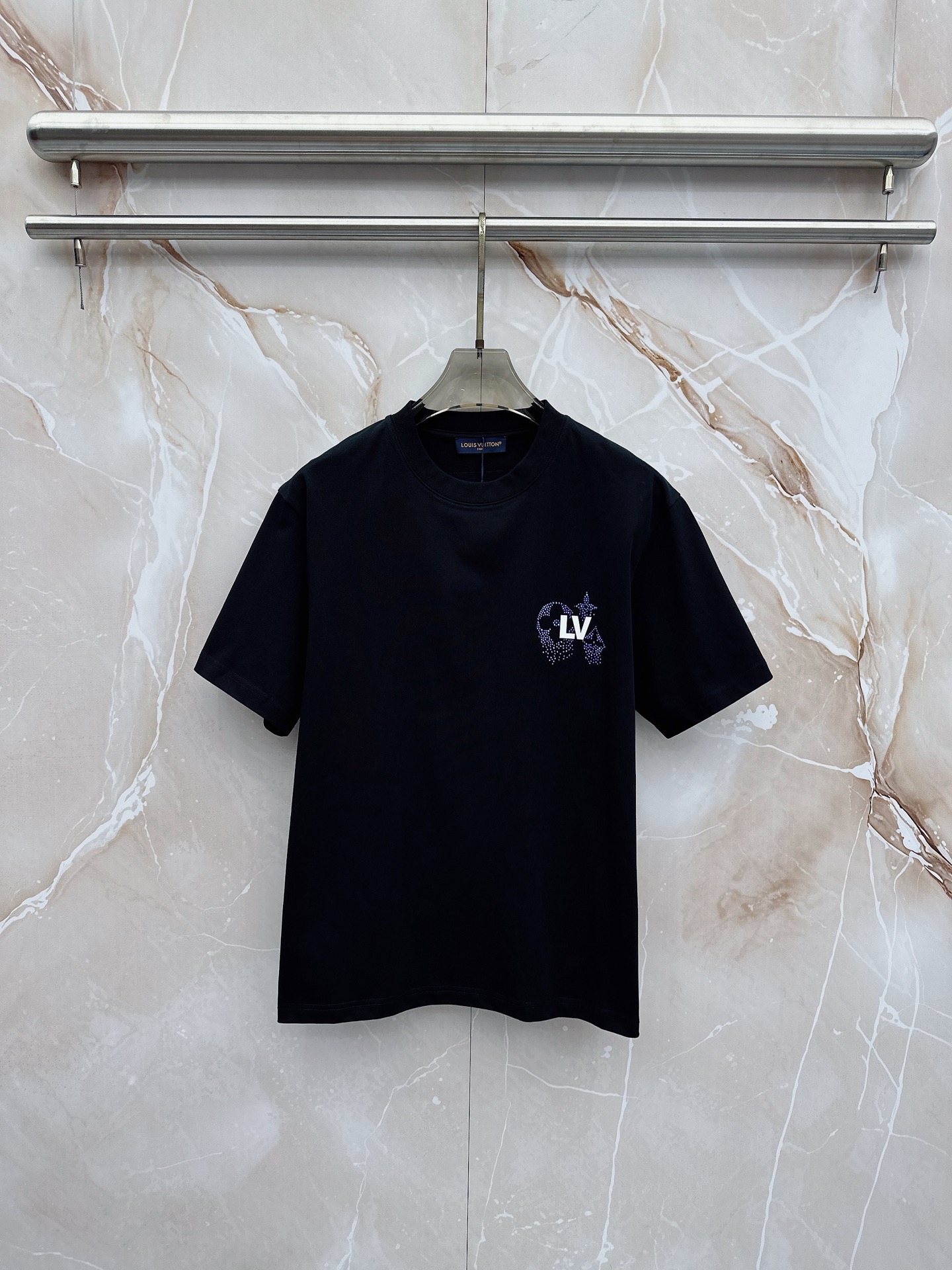 LV 2026春夏新款首发最新款短袖圆领T恤 高端订制 设计前卫时尚！品牌logo重工艺设计 高端定制2