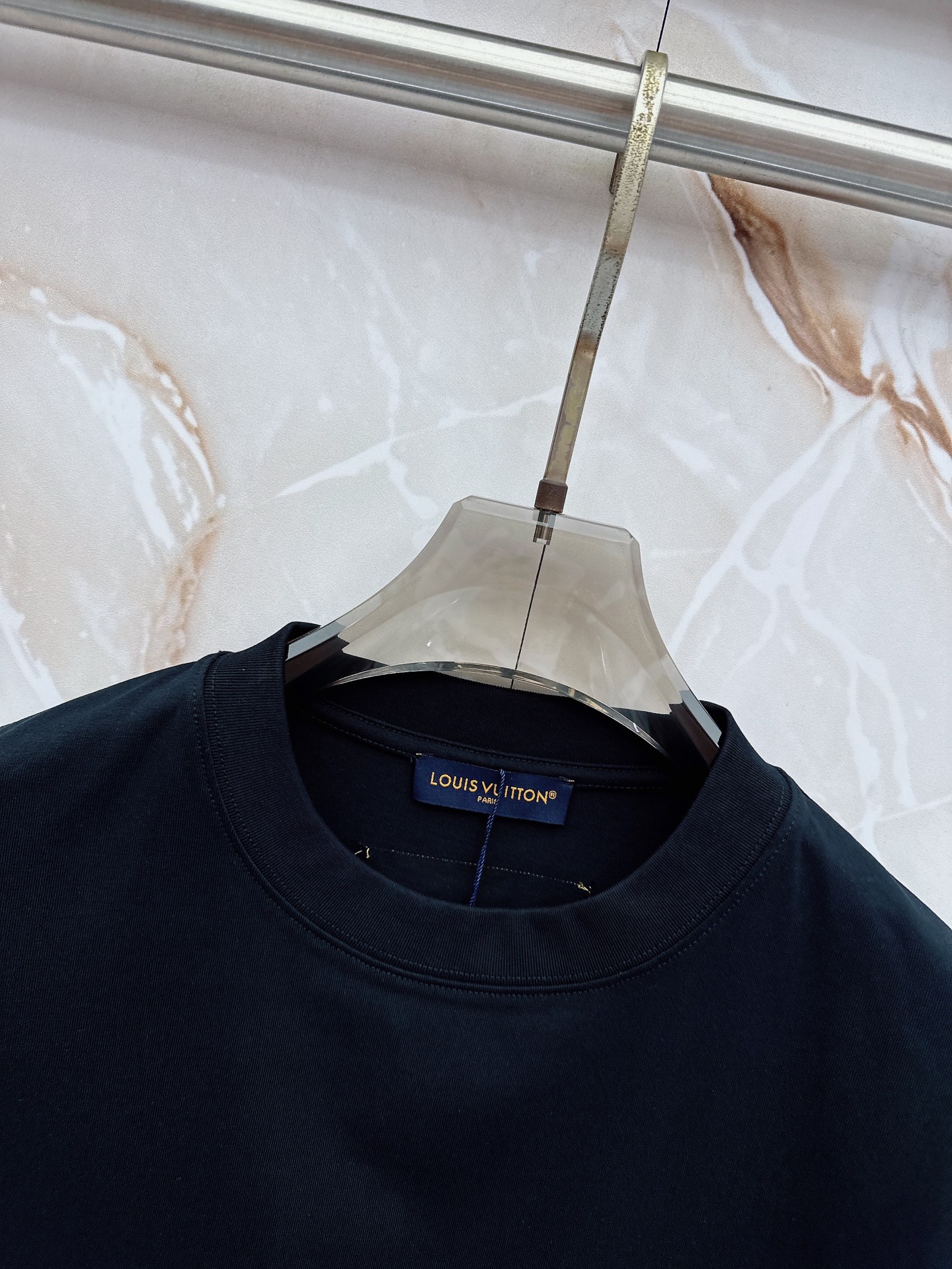 LV 2026春夏新款首发最新款短袖圆领T恤 高端订制 设计前卫时尚！品牌logo重工艺设计 高端定制2