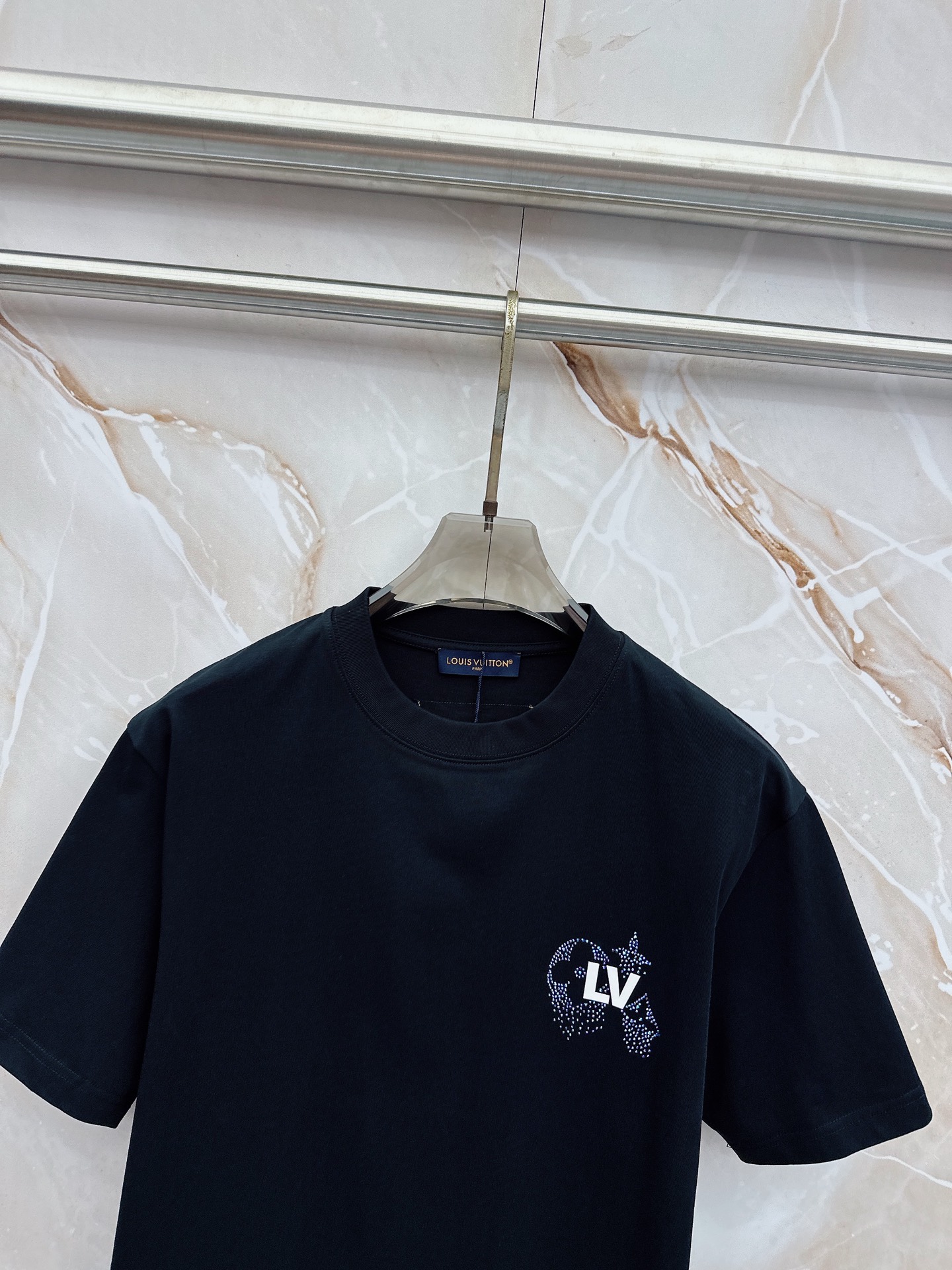 LV 2026春夏新款首发最新款短袖圆领T恤 高端订制 设计前卫时尚！品牌logo重工艺设计 高端定制2