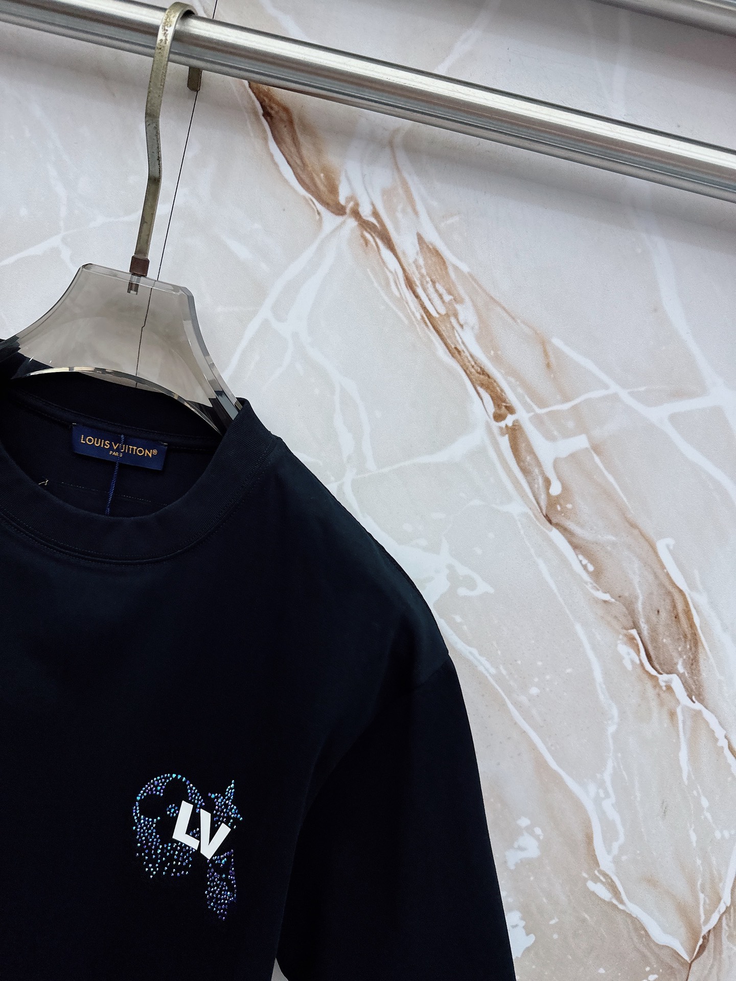 LV 2026春夏新款首发最新款短袖圆领T恤 高端订制 设计前卫时尚！品牌logo重工艺设计 高端定制2