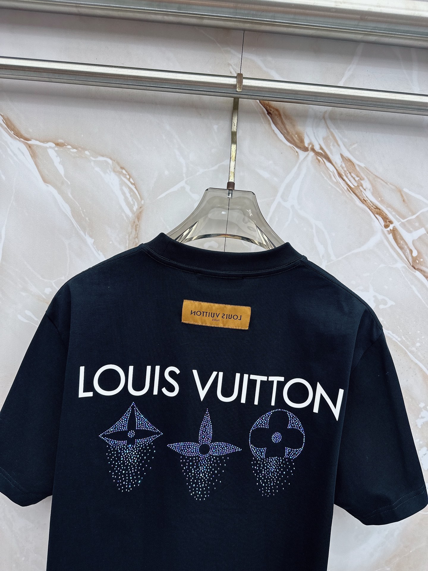 LV 2026春夏新款首发最新款短袖圆领T恤 高端订制 设计前卫时尚！品牌logo重工艺设计 高端定制2