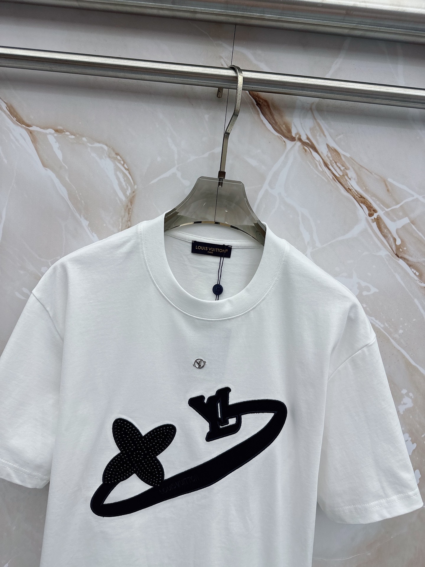 LV 2026春夏新款首发最新款短袖圆领T恤 高端订制 设计前卫时尚！品牌logo重工艺设计 高端定制2