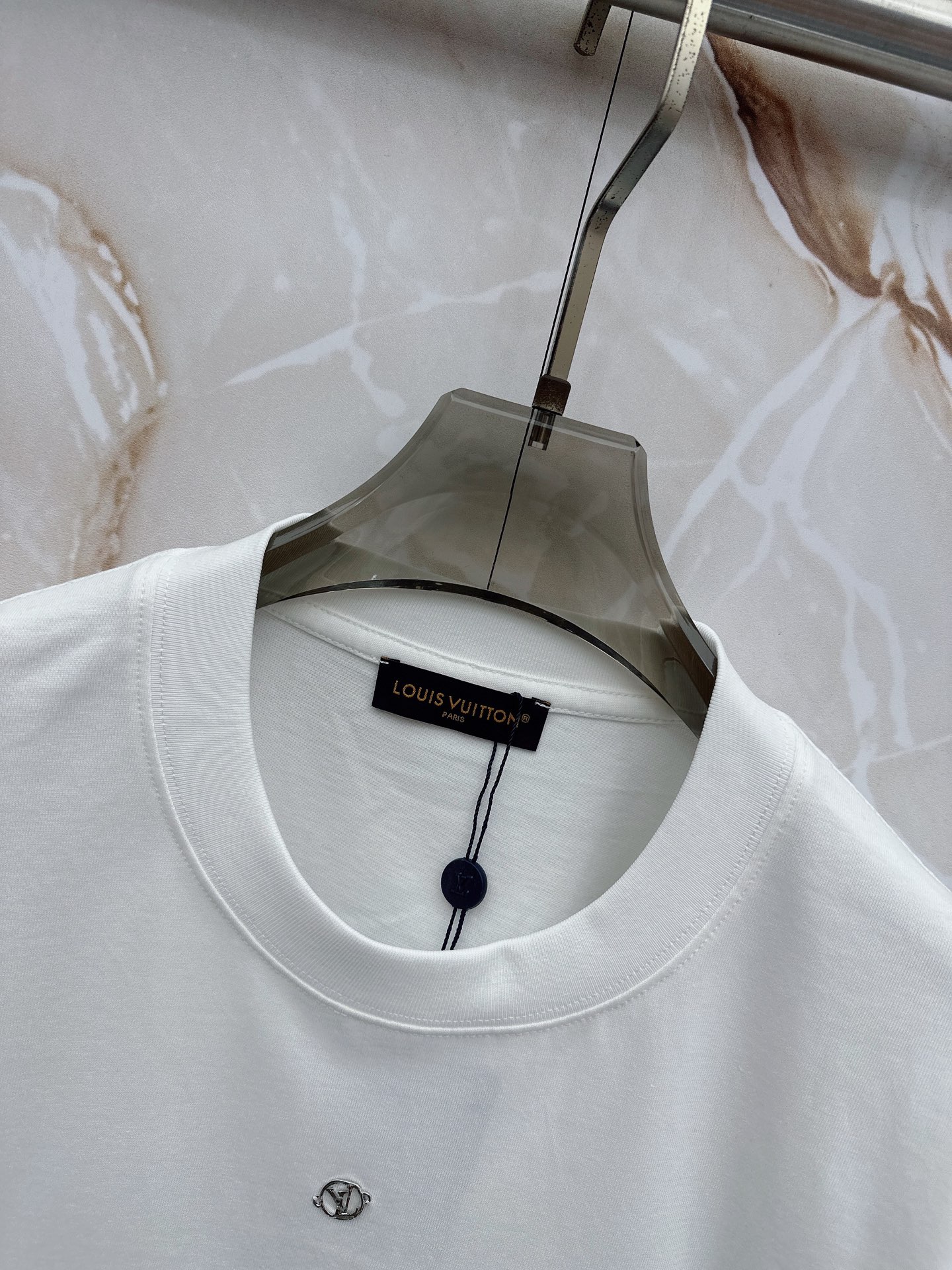 LV 2026春夏新款首发最新款短袖圆领T恤 高端订制 设计前卫时尚！品牌logo重工艺设计 高端定制2