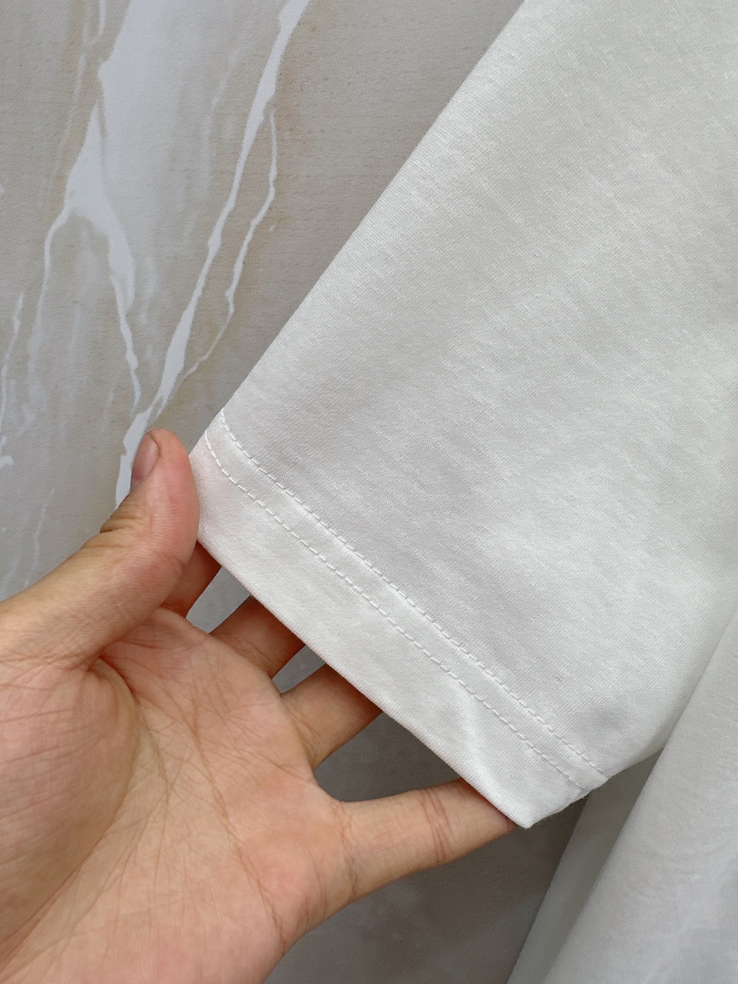 LV 2026春夏新款首发最新款短袖圆领T恤 高端订制 设计前卫时尚！品牌logo重工艺设计 高端定制2