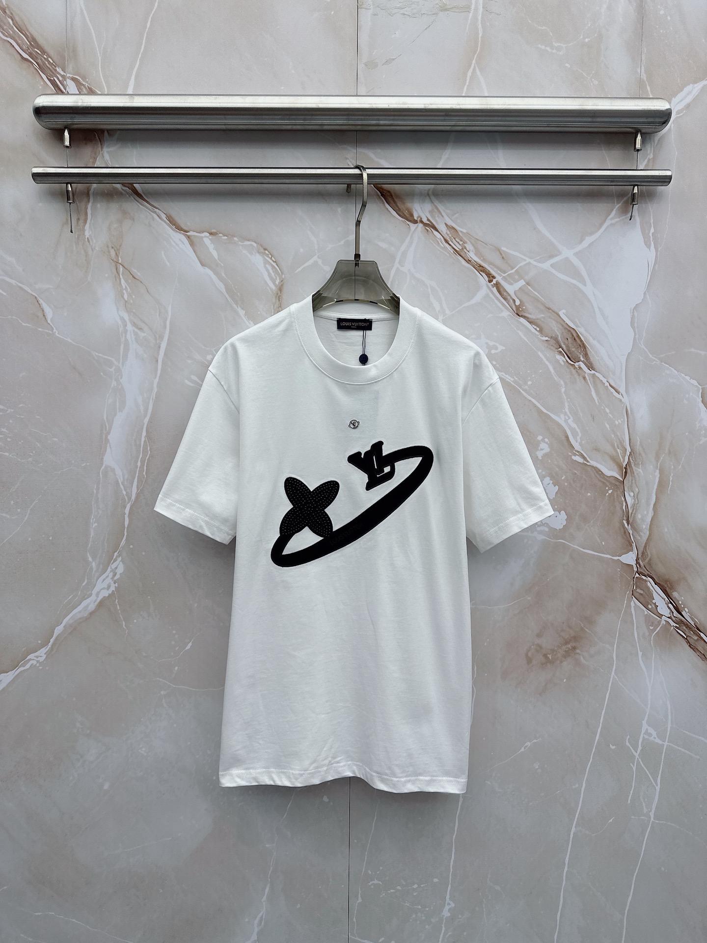 LV 2026春夏新款首发最新款短袖圆领T恤 高端订制 设计前卫时尚！品牌logo重工艺设计 高端定制2