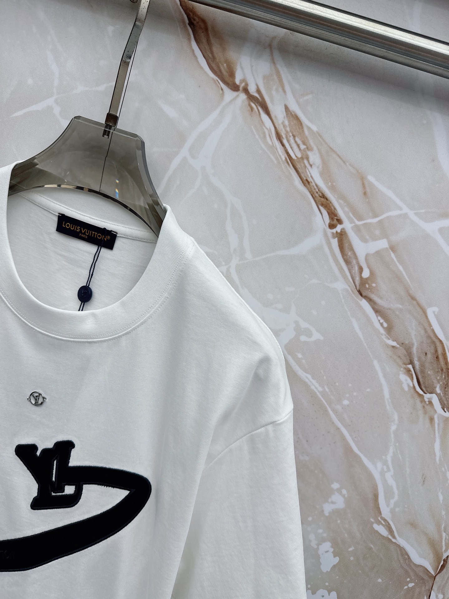 LV 2026春夏新款首发最新款短袖圆领T恤 高端订制 设计前卫时尚！品牌logo重工艺设计 高端定制2