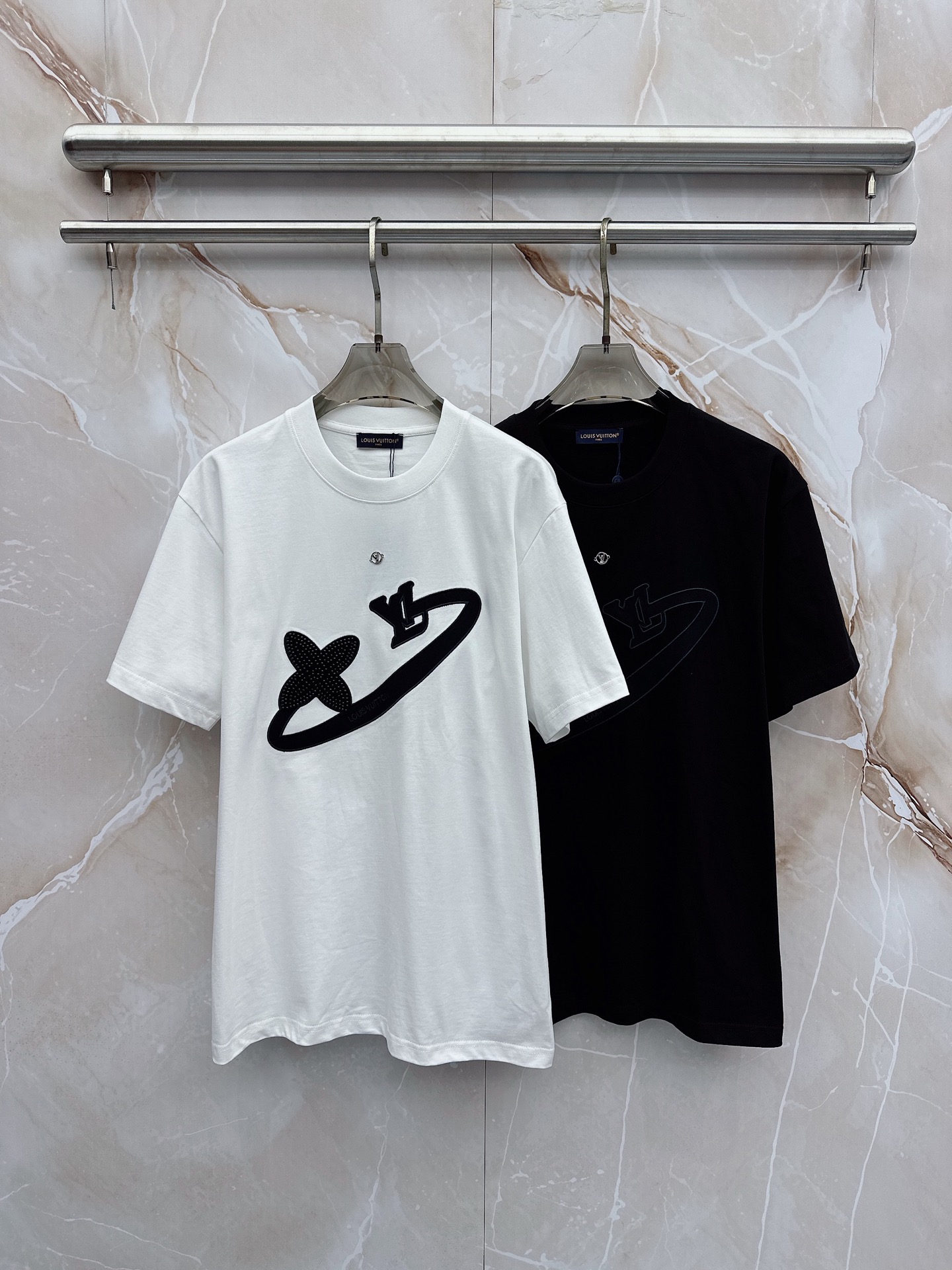 LV 2026春夏新款首发最新款短袖圆领T恤 高端订制 设计前卫时尚！品牌logo重工艺设计 高端定制2