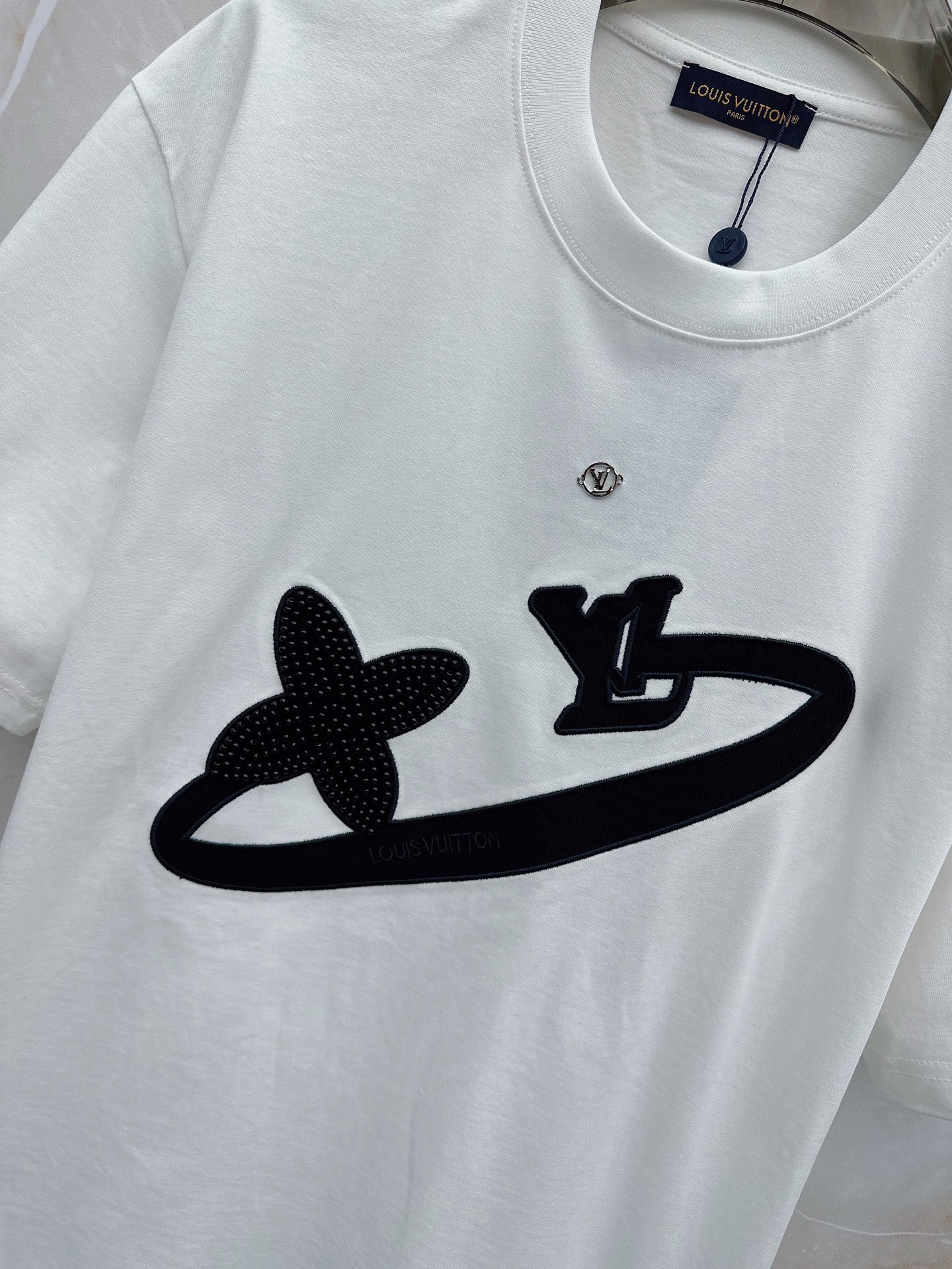 LV 2026春夏新款首发最新款短袖圆领T恤 高端订制 设计前卫时尚！品牌logo重工艺设计 高端定制2