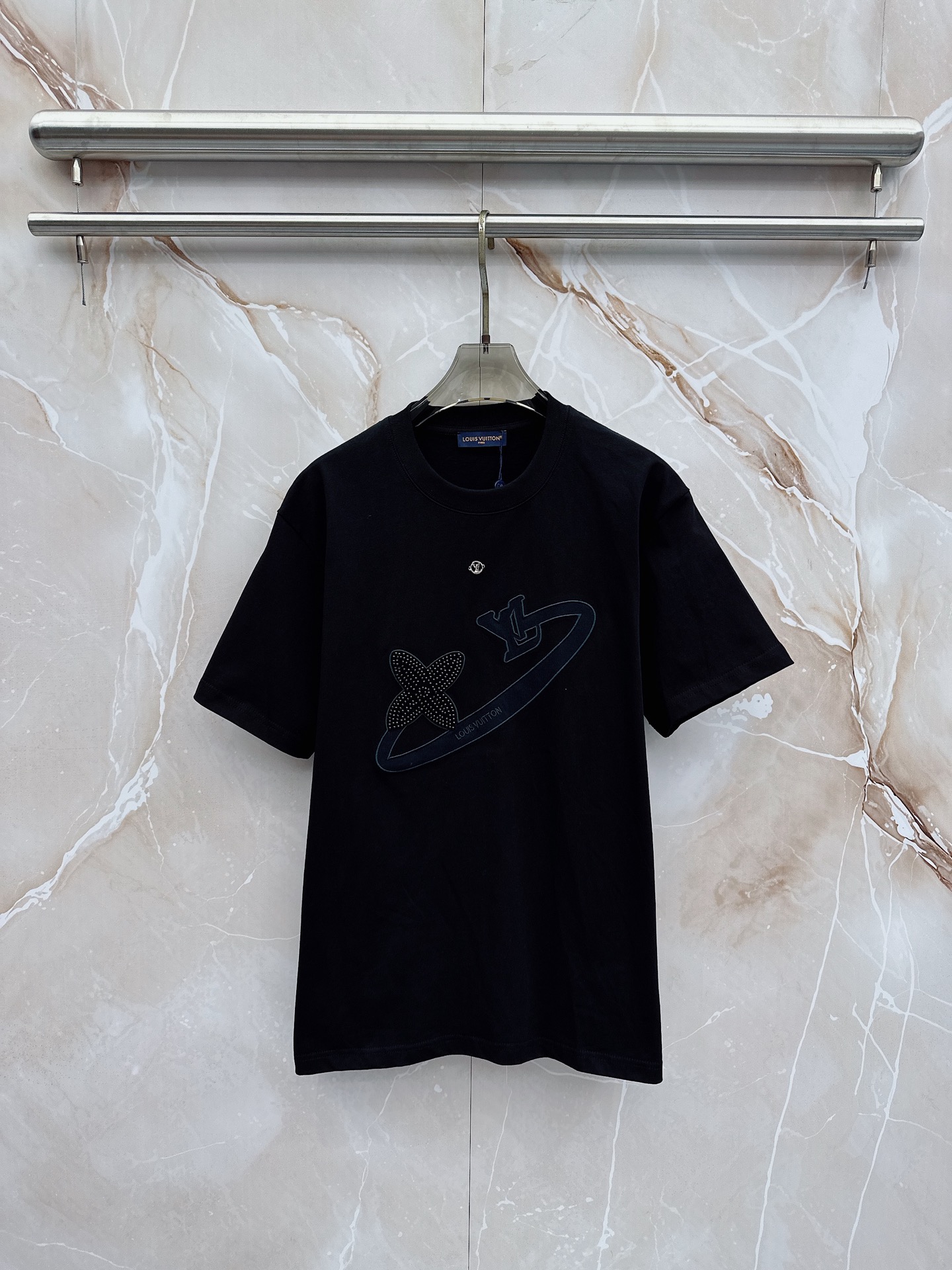 LV 2026春夏新款首发最新款短袖圆领T恤 高端订制 设计前卫时尚！品牌logo重工艺设计 高端定制2