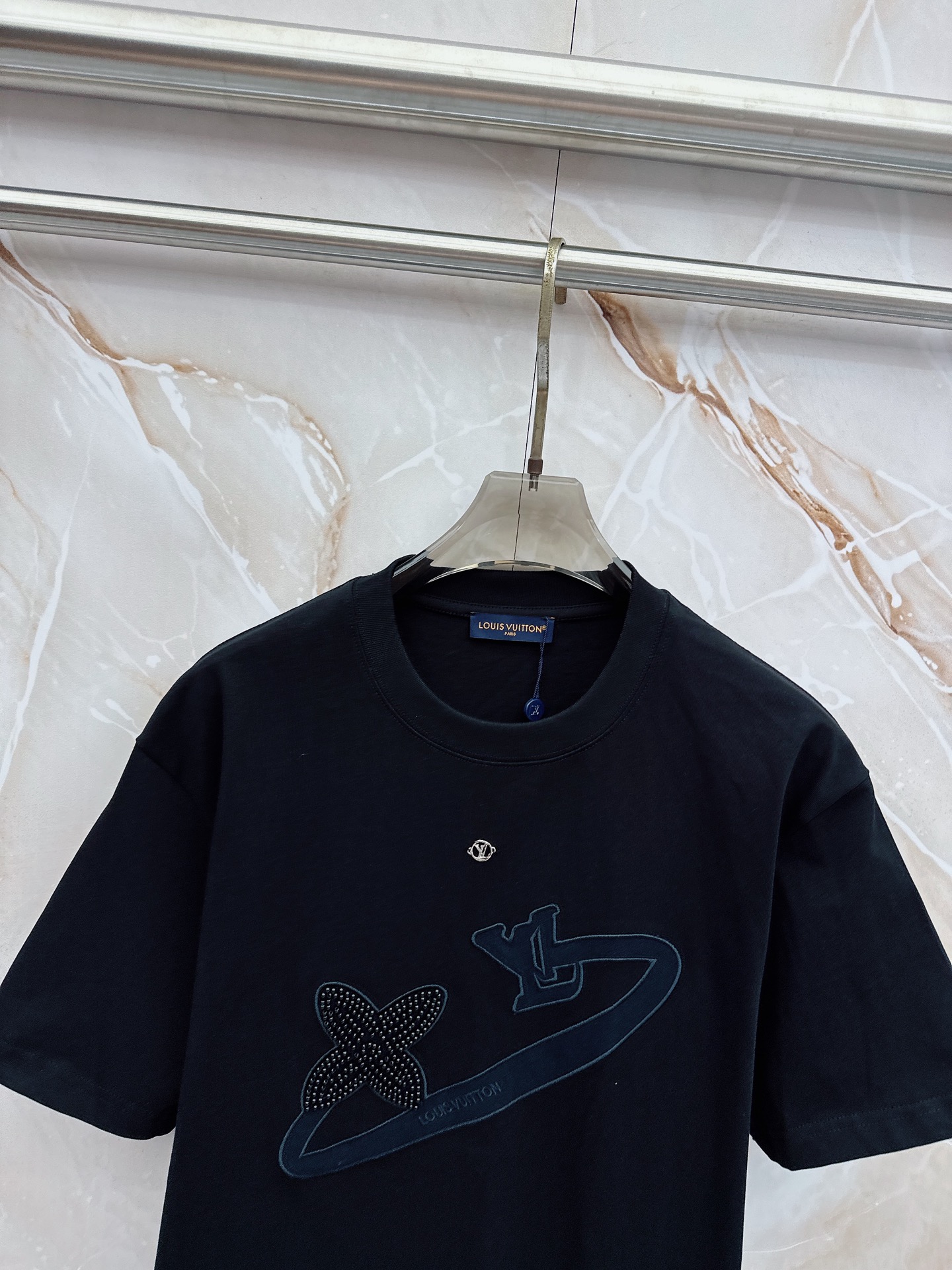 LV 2026春夏新款首发最新款短袖圆领T恤 高端订制 设计前卫时尚！品牌logo重工艺设计 高端定制2