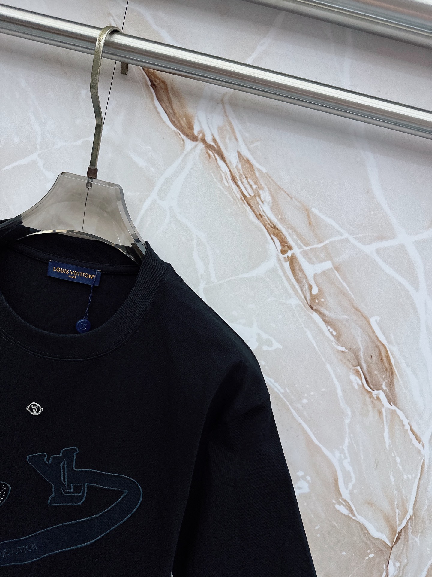 LV 2026春夏新款首发最新款短袖圆领T恤 高端订制 设计前卫时尚！品牌logo重工艺设计 高端定制2