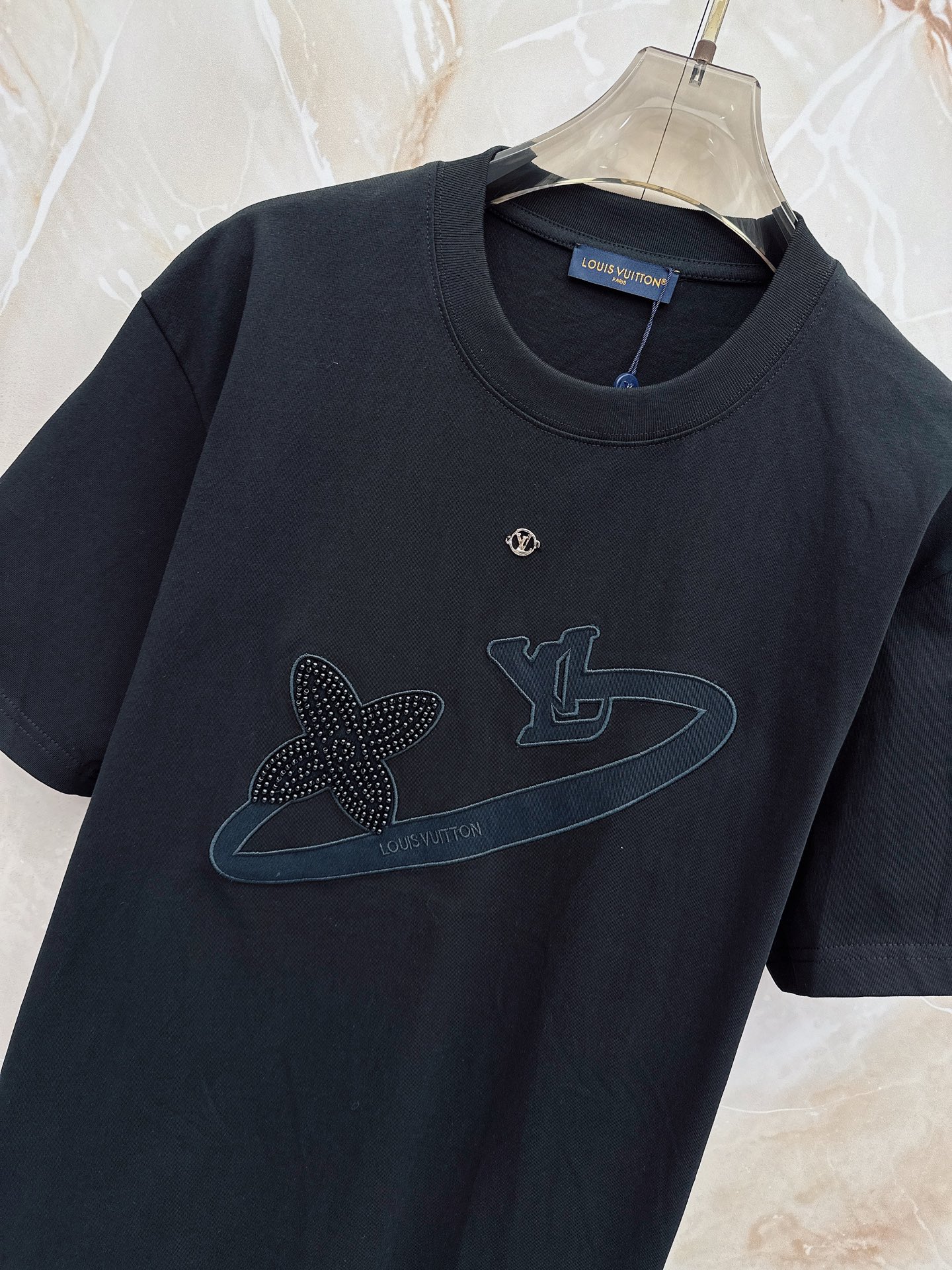 LV 2026春夏新款首发最新款短袖圆领T恤 高端订制 设计前卫时尚！品牌logo重工艺设计 高端定制2