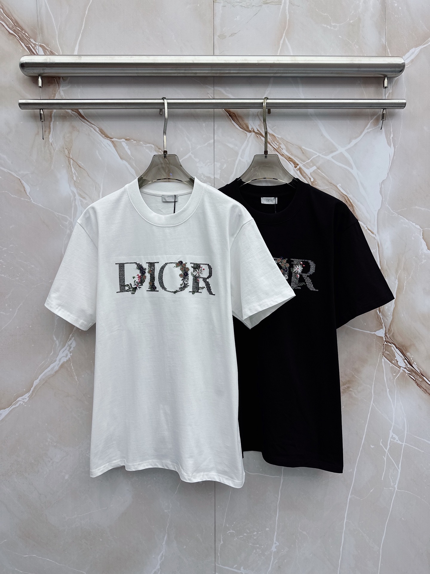 迪奥 2026春夏新款首发最新款短袖圆领T恤 高端订制 设计前卫时尚！品牌logo重工艺设计 高端定制2