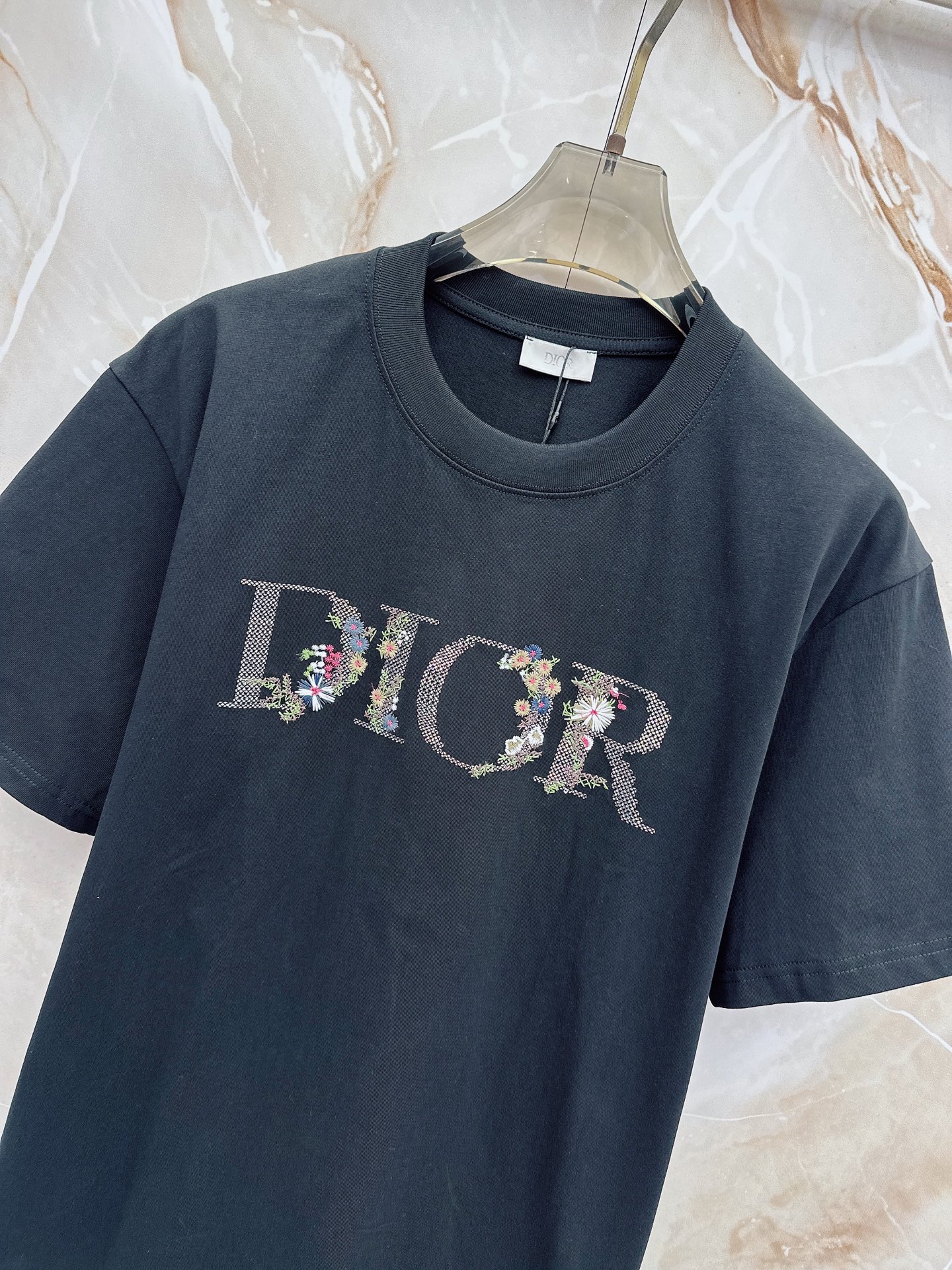 迪奥 2026春夏新款首发最新款短袖圆领T恤 高端订制 设计前卫时尚！品牌logo重工艺设计 高端定制2