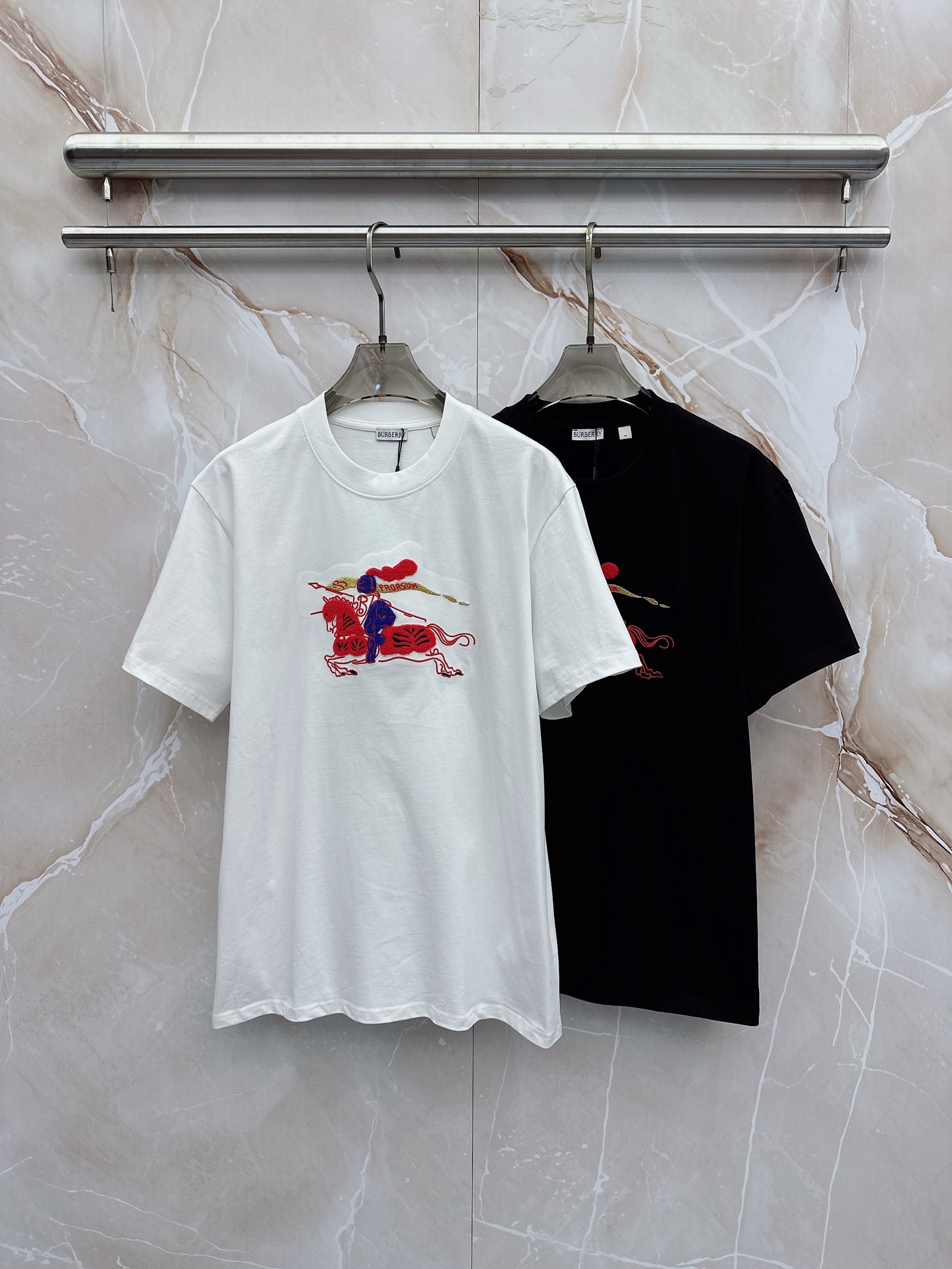 巴宝莉 2026春夏新款首发最新款短袖圆领T恤 高端订制 设计前卫时尚！品牌logo重工艺设计 高端定制