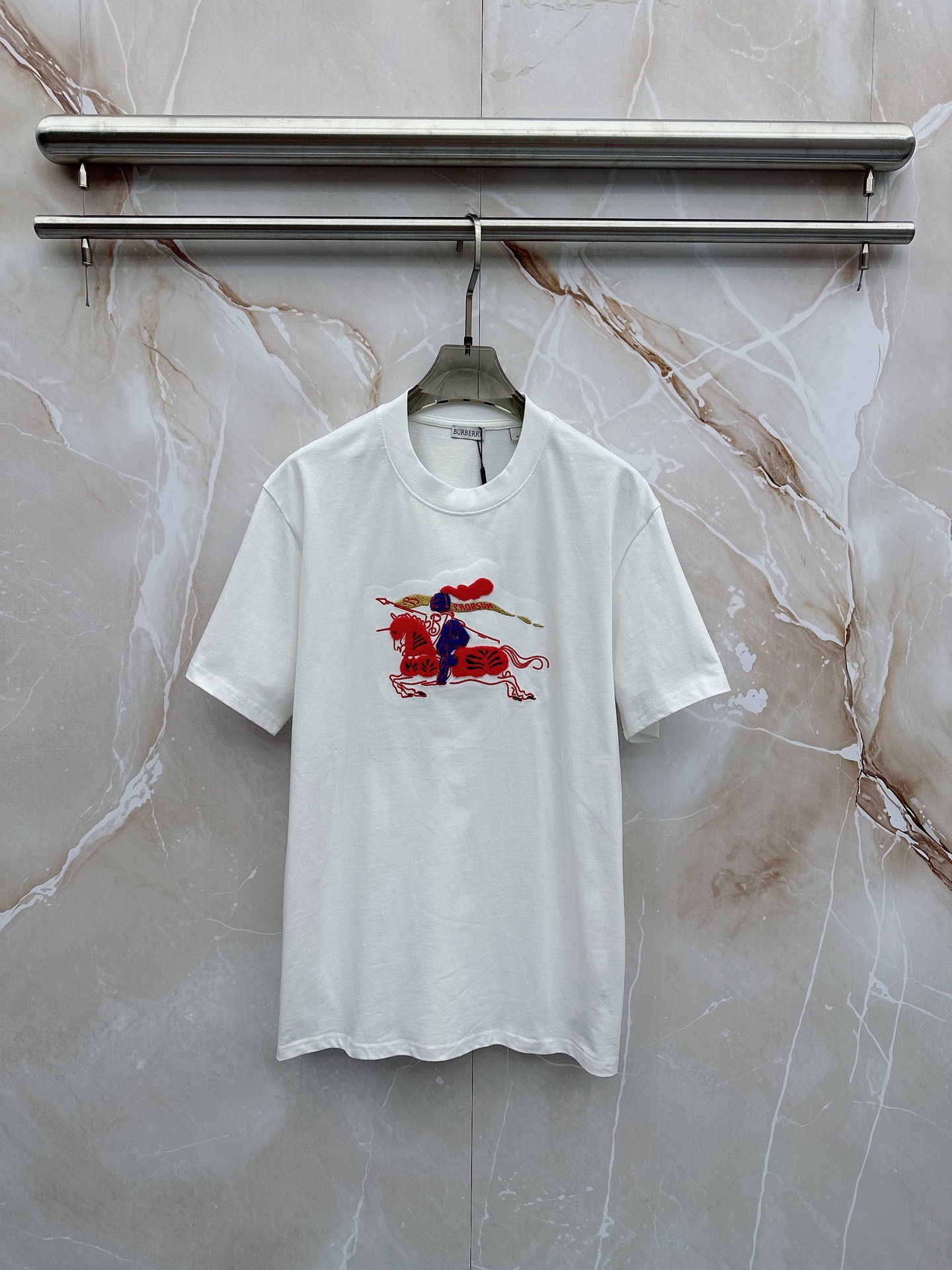 巴宝莉 2026春夏新款首发最新款短袖圆领T恤 高端订制 设计前卫时尚！品牌logo重工艺设计 高端定制