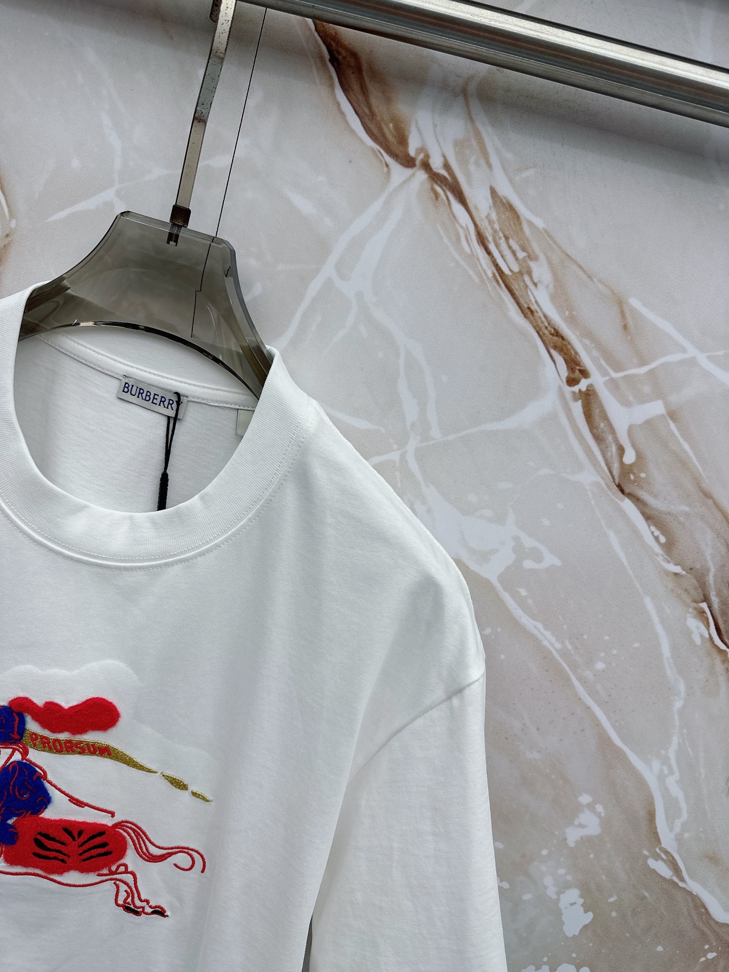 巴宝莉 2026春夏新款首发最新款短袖圆领T恤 高端订制 设计前卫时尚！品牌logo重工艺设计 高端定制