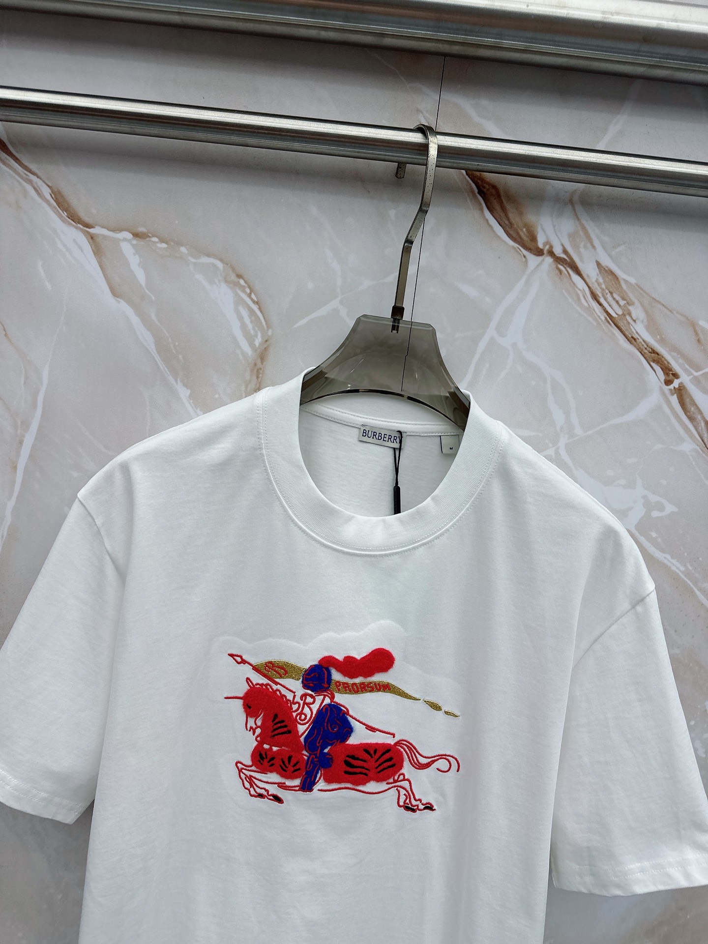 巴宝莉 2026春夏新款首发最新款短袖圆领T恤 高端订制 设计前卫时尚！品牌logo重工艺设计 高端定制