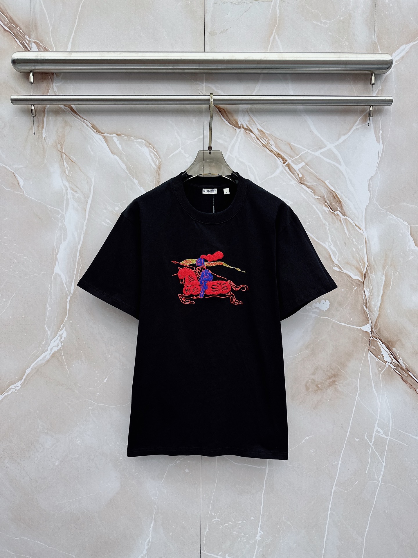 巴宝莉 2026春夏新款首发最新款短袖圆领T恤 高端订制 设计前卫时尚！品牌logo重工艺设计 高端定制