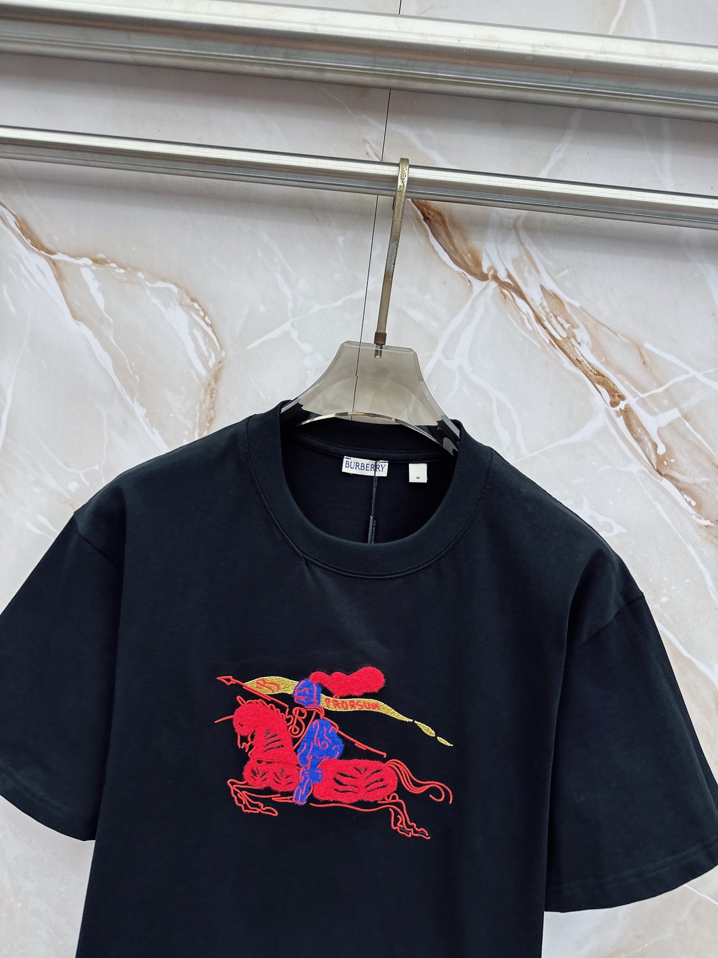 巴宝莉 2026春夏新款首发最新款短袖圆领T恤 高端订制 设计前卫时尚！品牌logo重工艺设计 高端定制