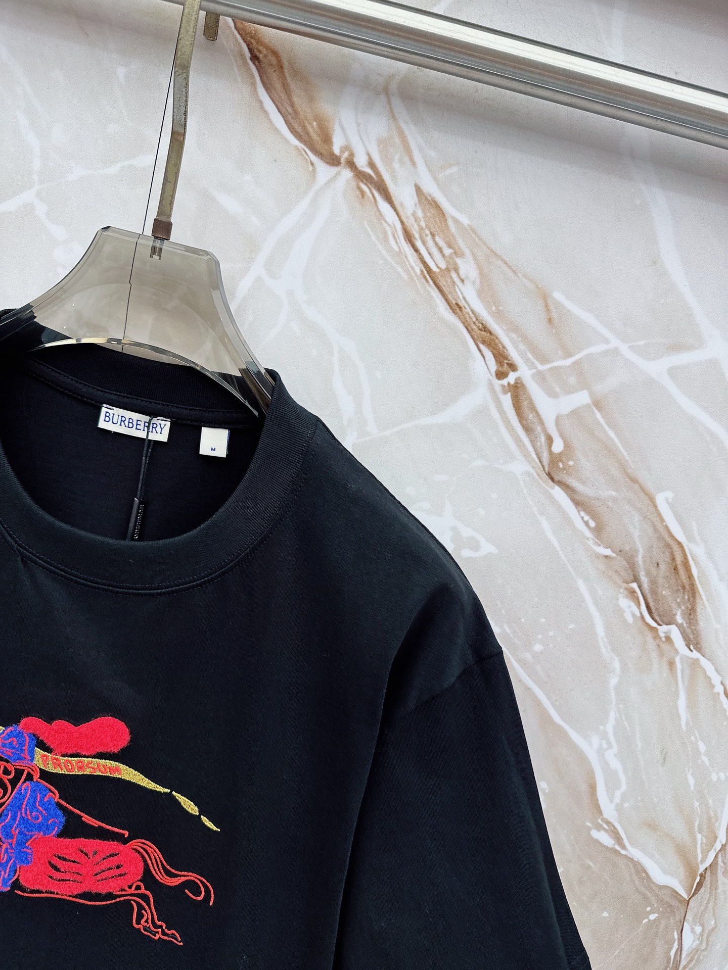 巴宝莉 2026春夏新款首发最新款短袖圆领T恤 高端订制 设计前卫时尚！品牌logo重工艺设计 高端定制