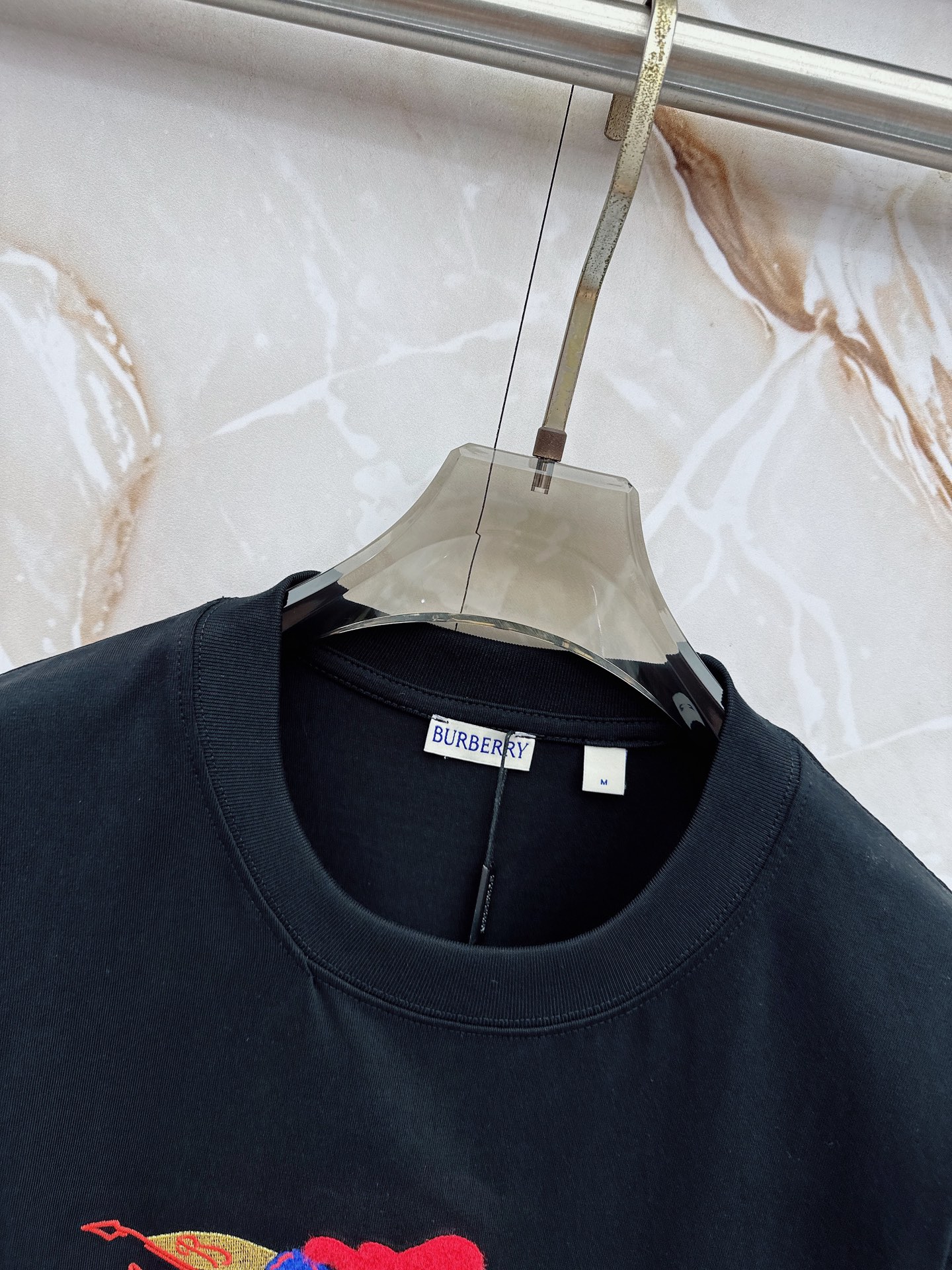 巴宝莉 2026春夏新款首发最新款短袖圆领T恤 高端订制 设计前卫时尚！品牌logo重工艺设计 高端定制