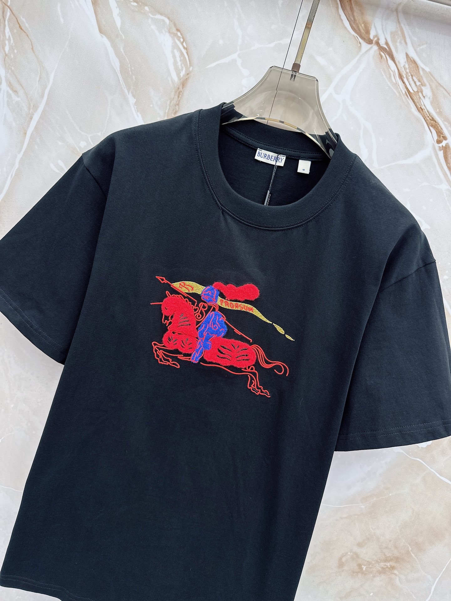 巴宝莉 2026春夏新款首发最新款短袖圆领T恤 高端订制 设计前卫时尚！品牌logo重工艺设计 高端定制