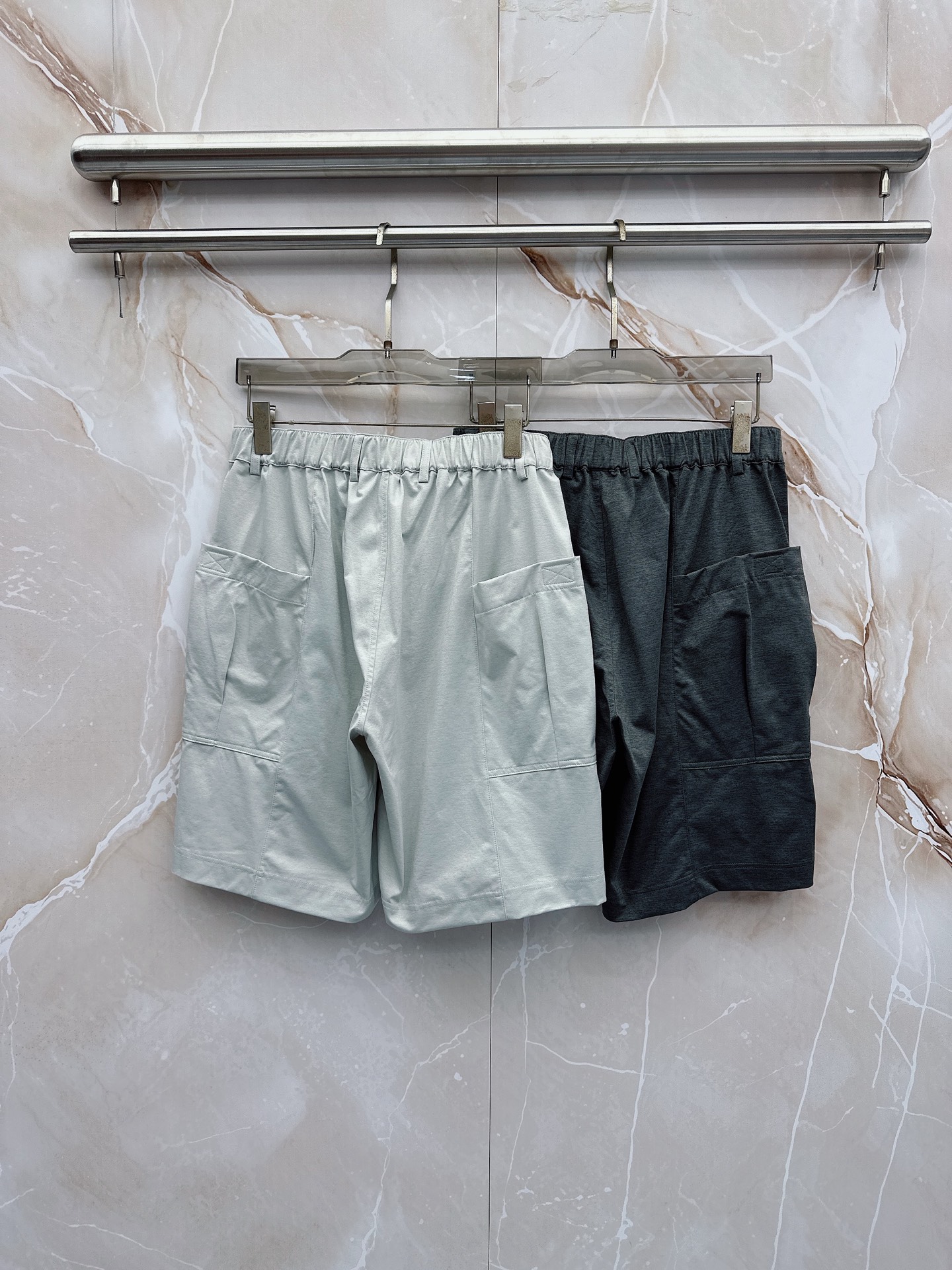 Y3 26ss春夏新款休闲短裤，采用优质丝质面料，超级轻薄亲肤，透气舒适。两侧工装口袋设计，整款裤型超级