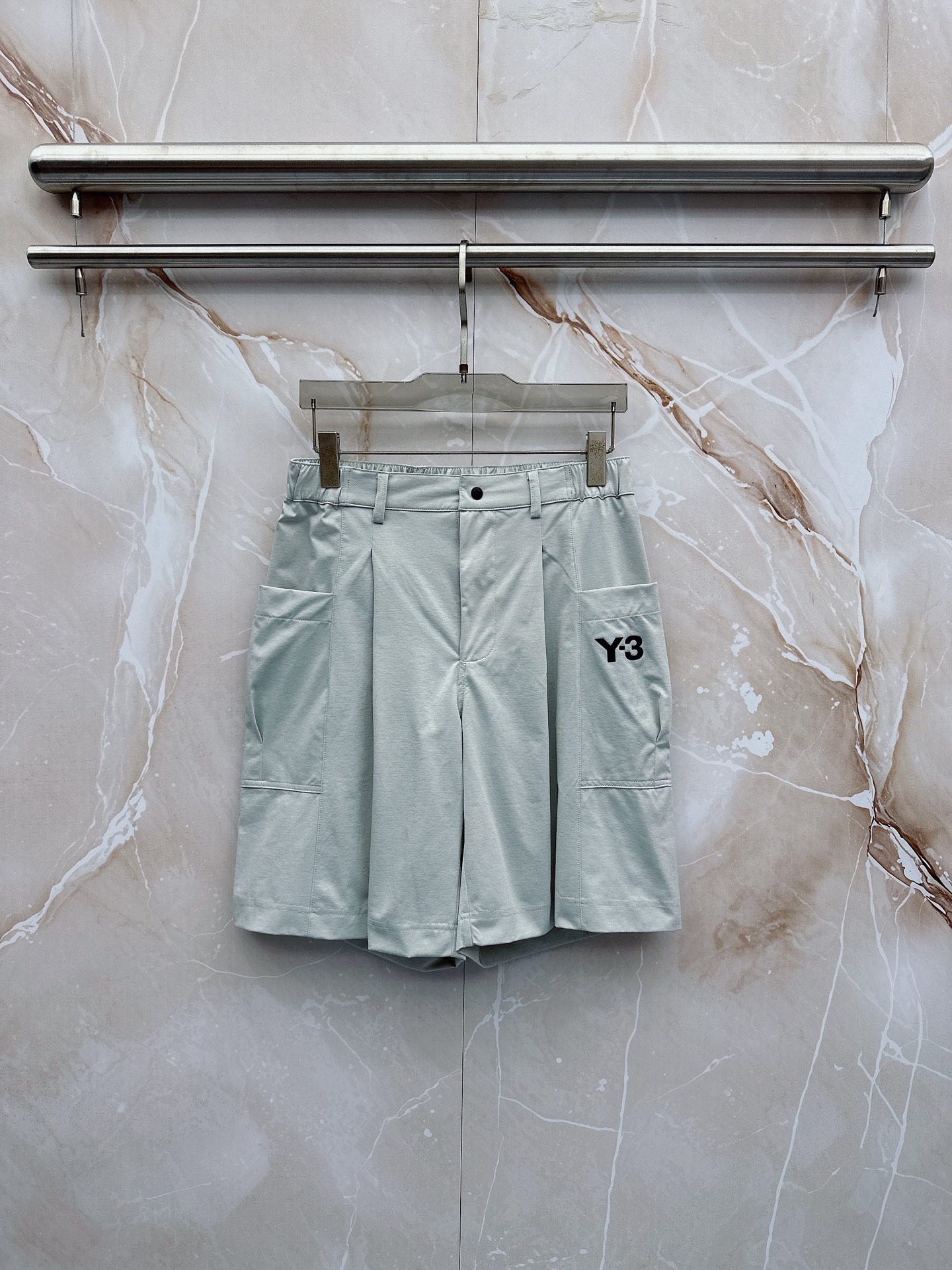 Y3 26ss春夏新款休闲短裤，采用优质丝质面料，超级轻薄亲肤，透气舒适。两侧工装口袋设计，整款裤型超级