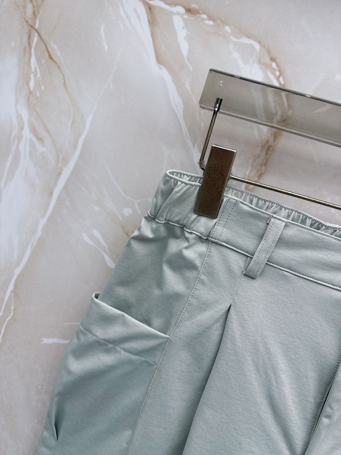 Y3 26ss春夏新款休闲短裤，采用优质丝质面料，超级轻薄亲肤，透气舒适。两侧工装口袋设计，整款裤型超级