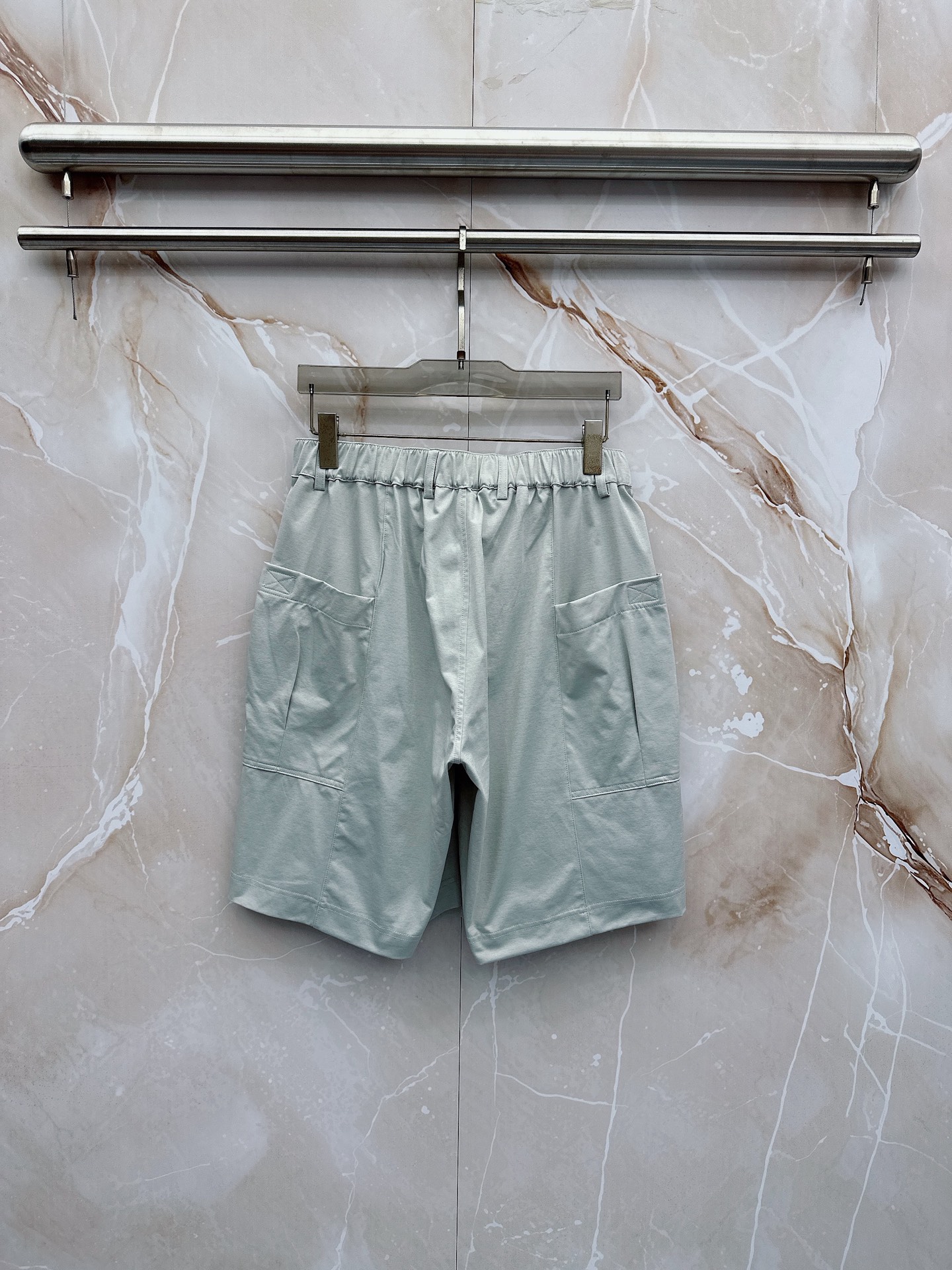 Y3 26ss春夏新款休闲短裤，采用优质丝质面料，超级轻薄亲肤，透气舒适。两侧工装口袋设计，整款裤型超级